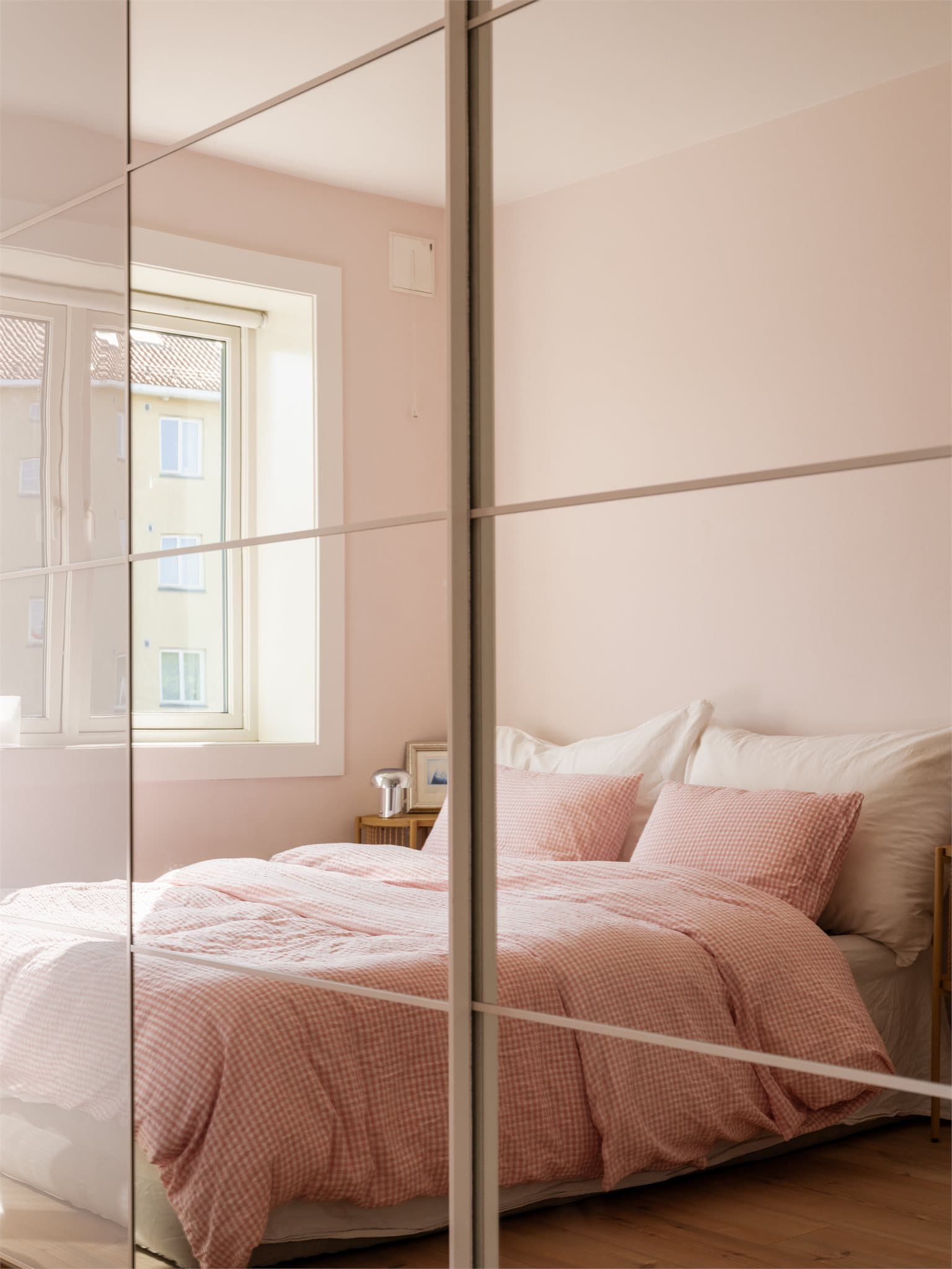 Rikelig med lagringsplass i stor skyvedørsgarderobe.
