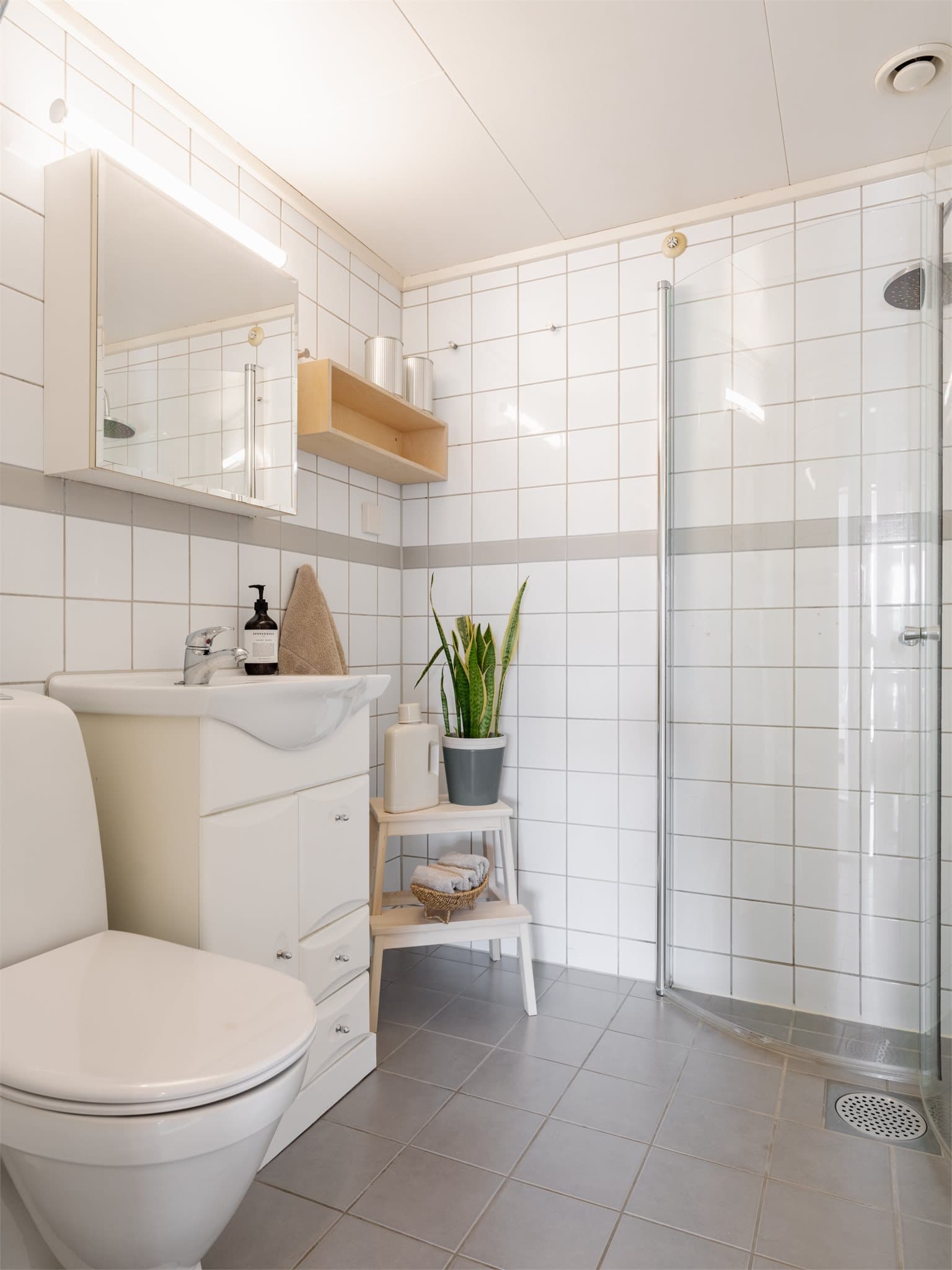 Badet har flislagte gulv og vegger, malte plater i tak og gulvvarme.