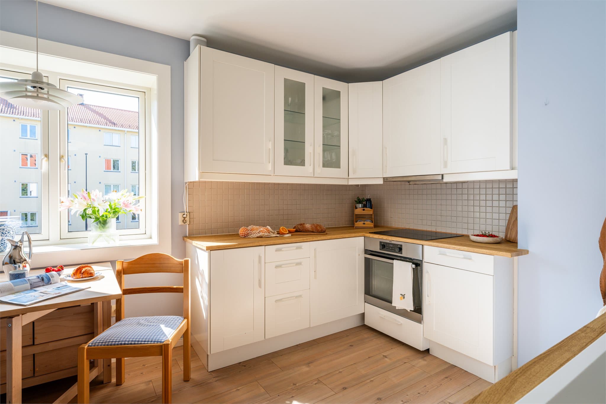 Kjøkkeninnredning med profilerte fronter og benkeplate i heltre.