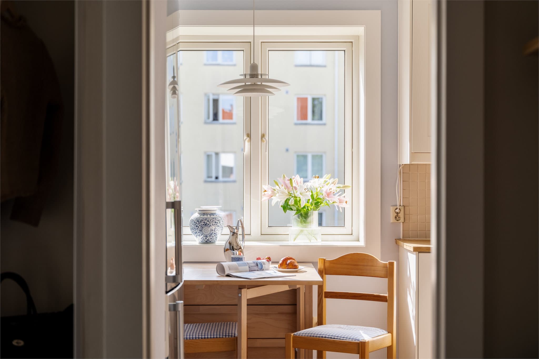 Det separate kjøkkenet gir en praktisk rominndeling og gode arbeidsforhold.