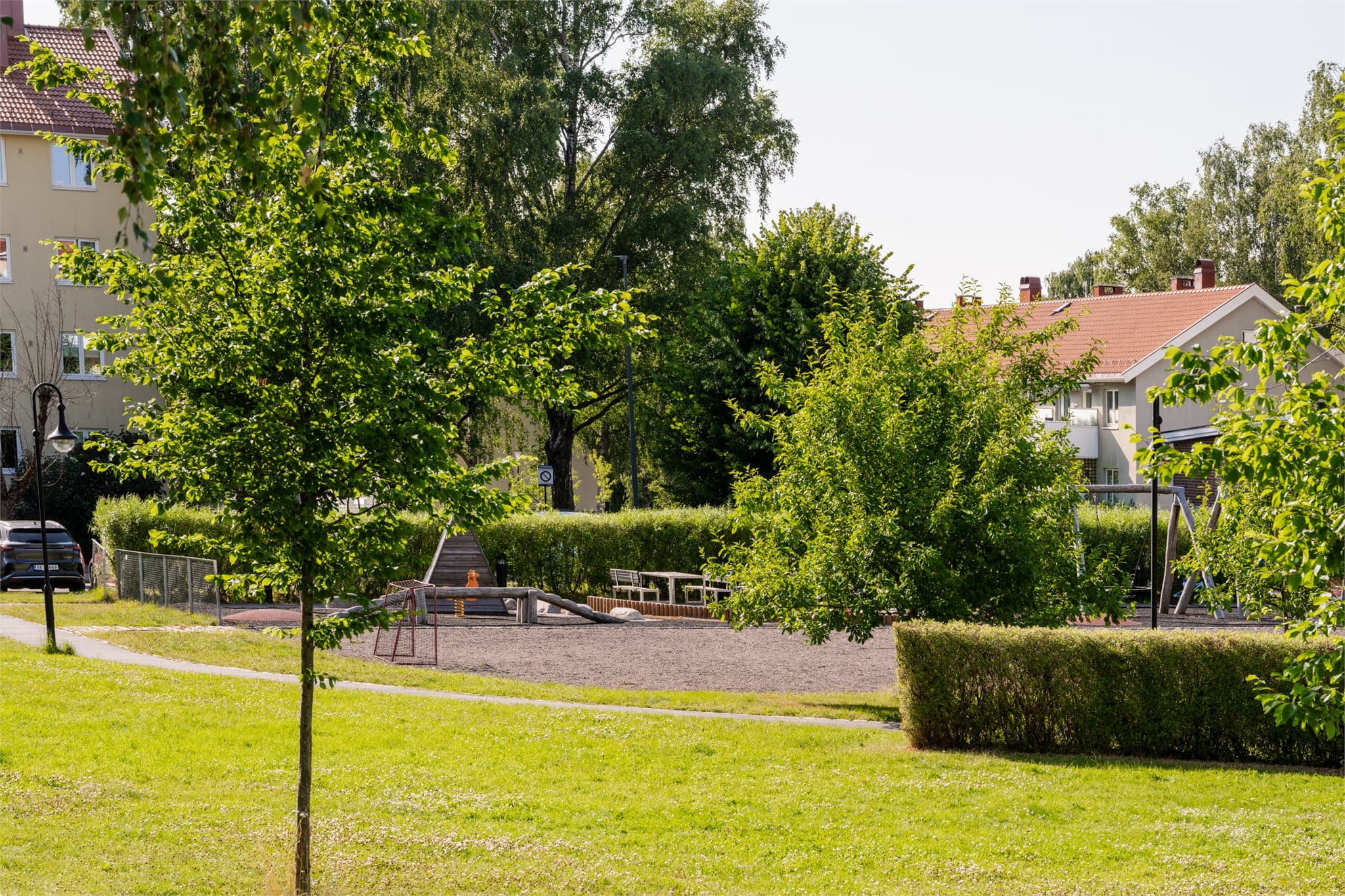 Grønne omgivelser og hyggelige uteområder setter rammen for en trivelig hverdag.