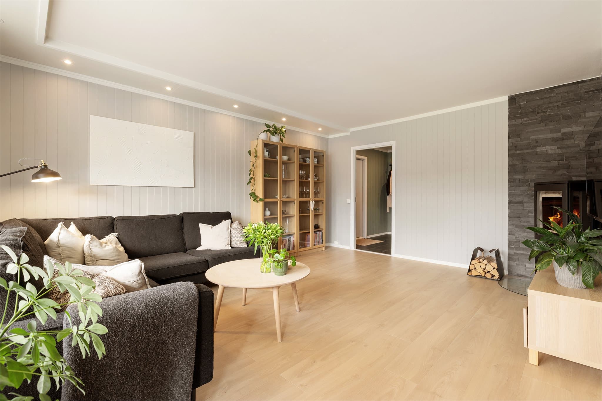 Stuen er malt i tidsriktige fargetoner, med innfelte downlights fra himlingen