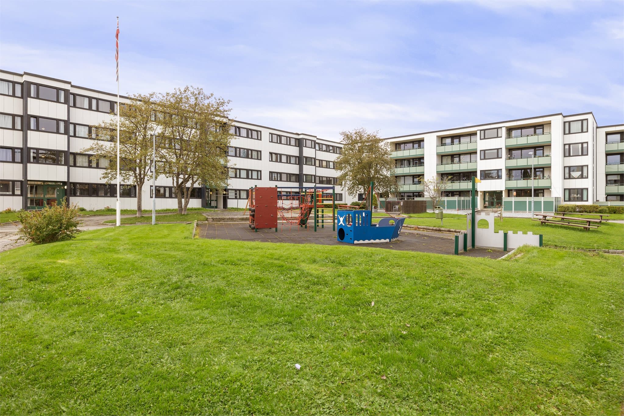 Kort gangavstand til kollektivtransport, skole, barnehage og City Syd, som byr på et godt utvalg av butikker, servicetilbud og serveringssteder.