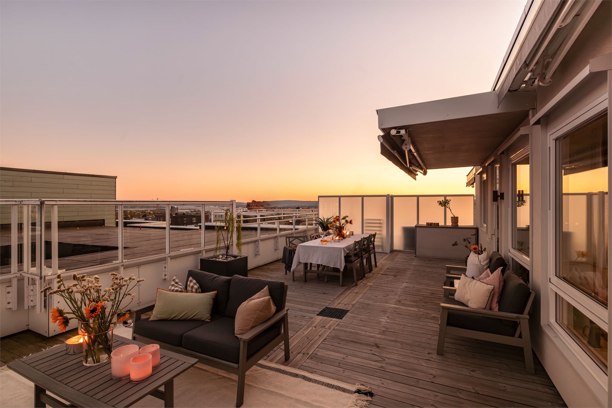 Her har du en fantastisk takterrasse på ca. 50 kvm med sol hele dagen!