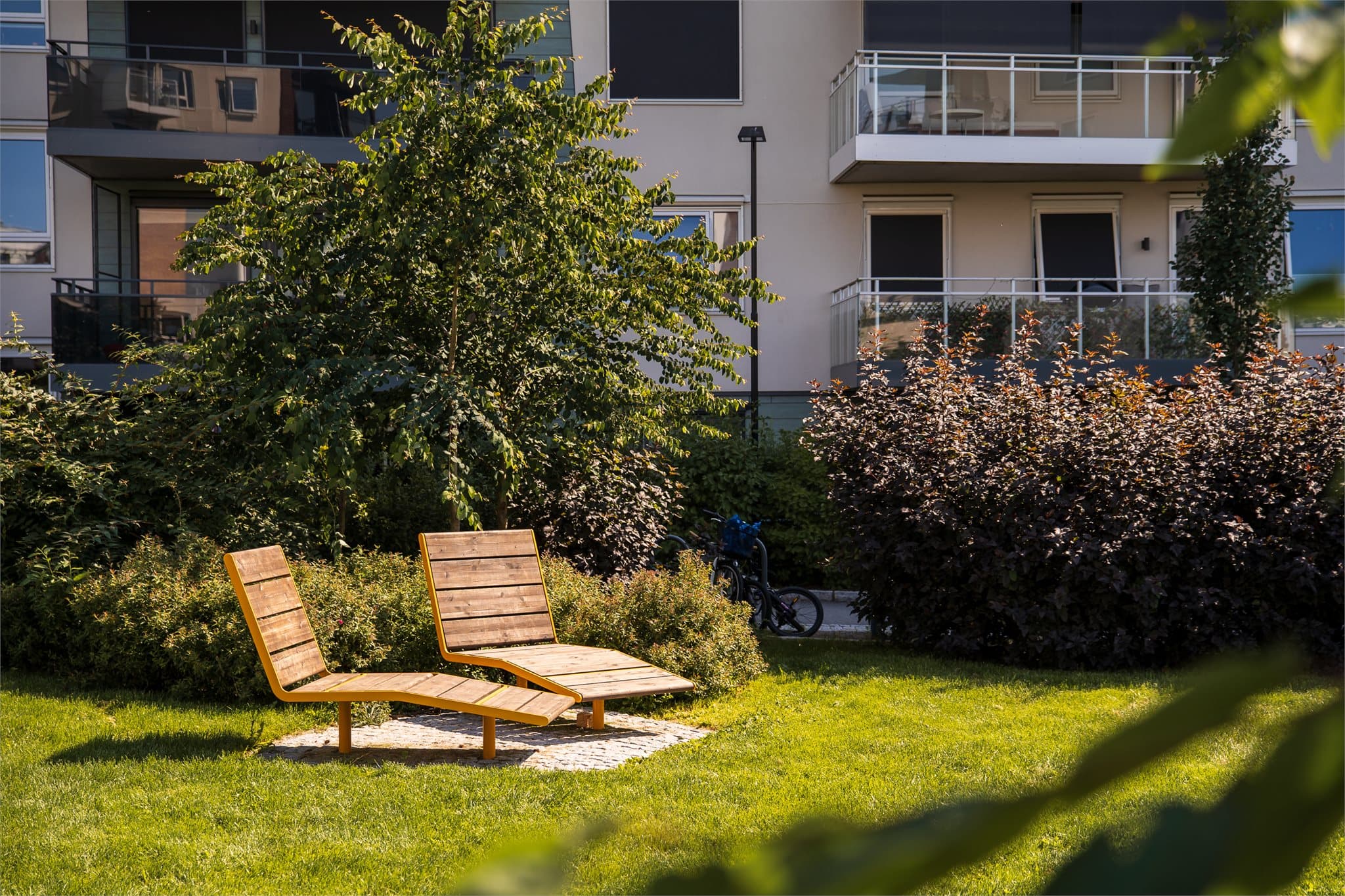 Flere hyggelige sitteplasser, solsenger og benker hvor sommerdager kan nytes med gode venner og naboer.