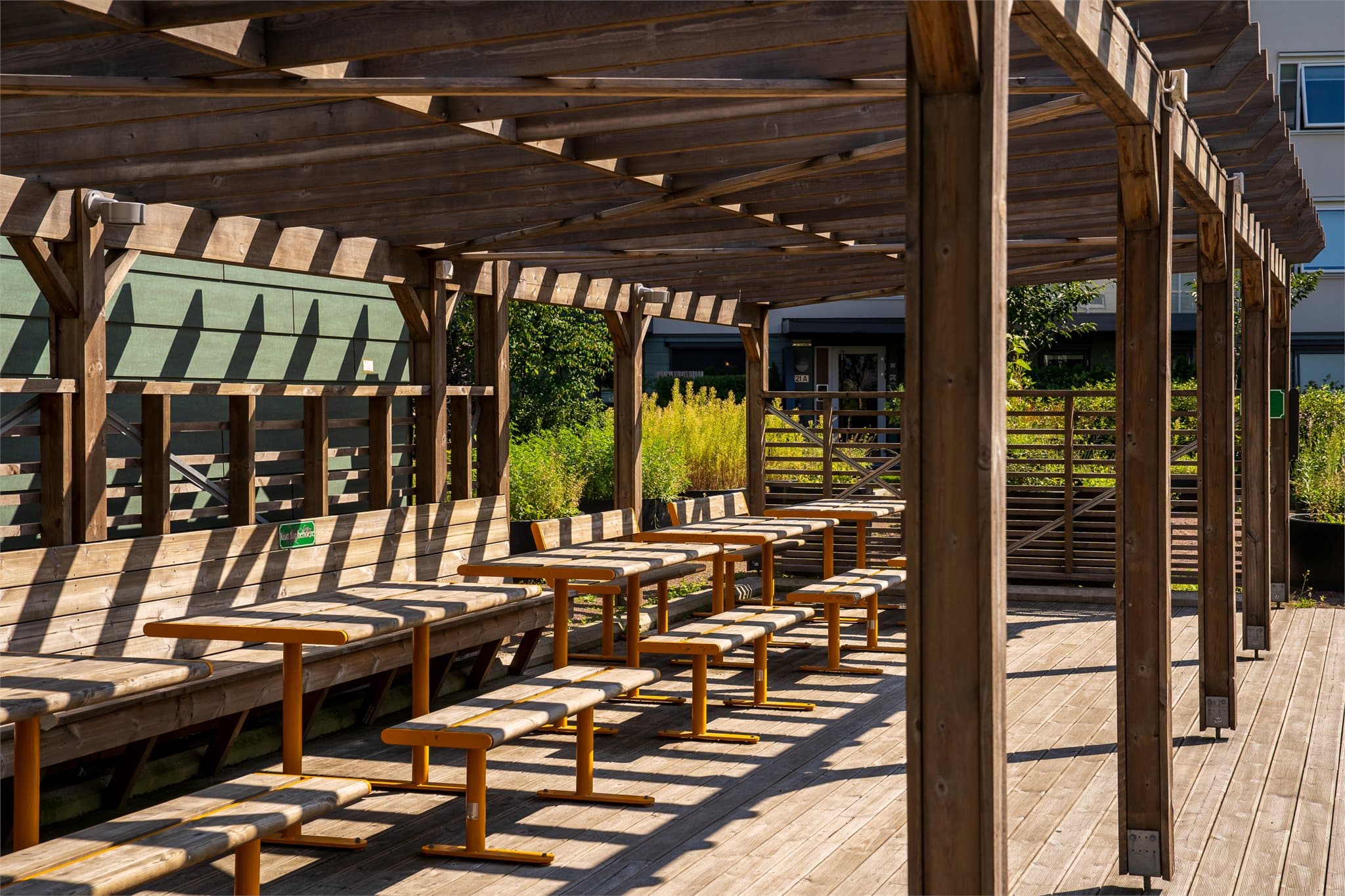 Skal du arrangere grillfest, bursdag eller andre sosiale sammenkomster? da har også bakgården en utrolig flott pergola med sittebenker i "langbord".