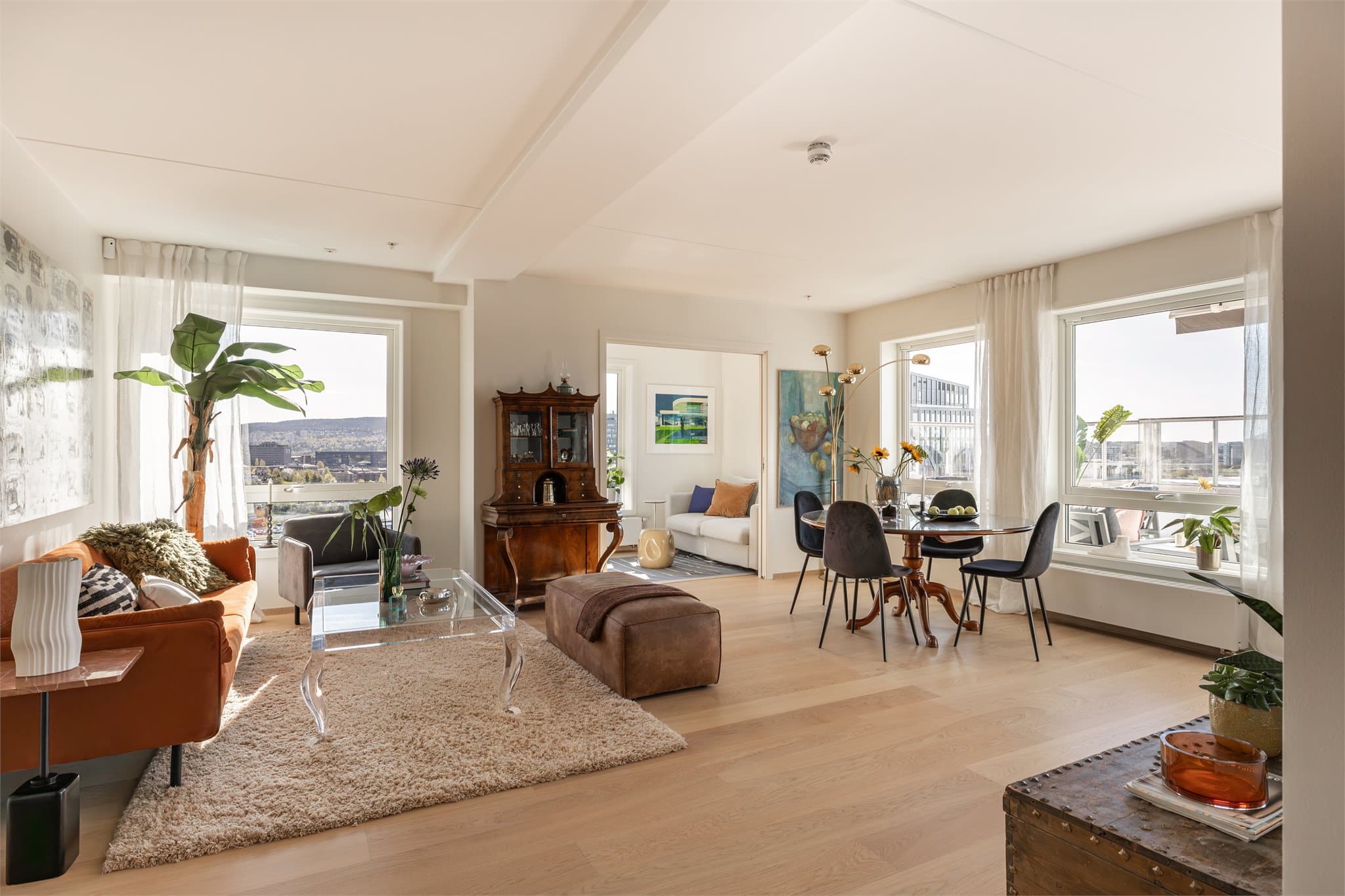 Stuen har flere gode soner hvor det er god plass til både sofa og spiseplass.