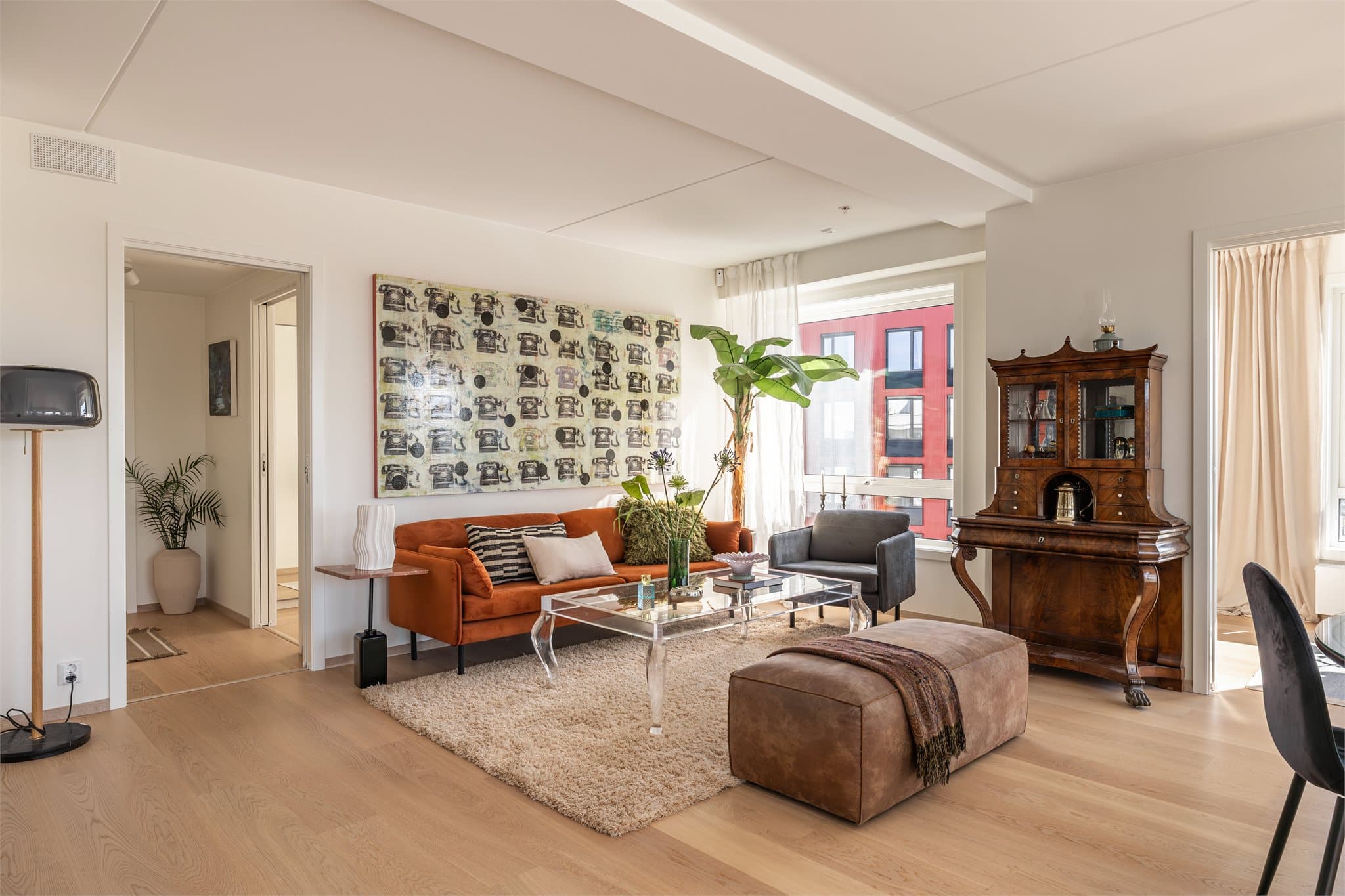 Boligen har en romslig stue med god plass til stor sofa med tilhørende møblement.