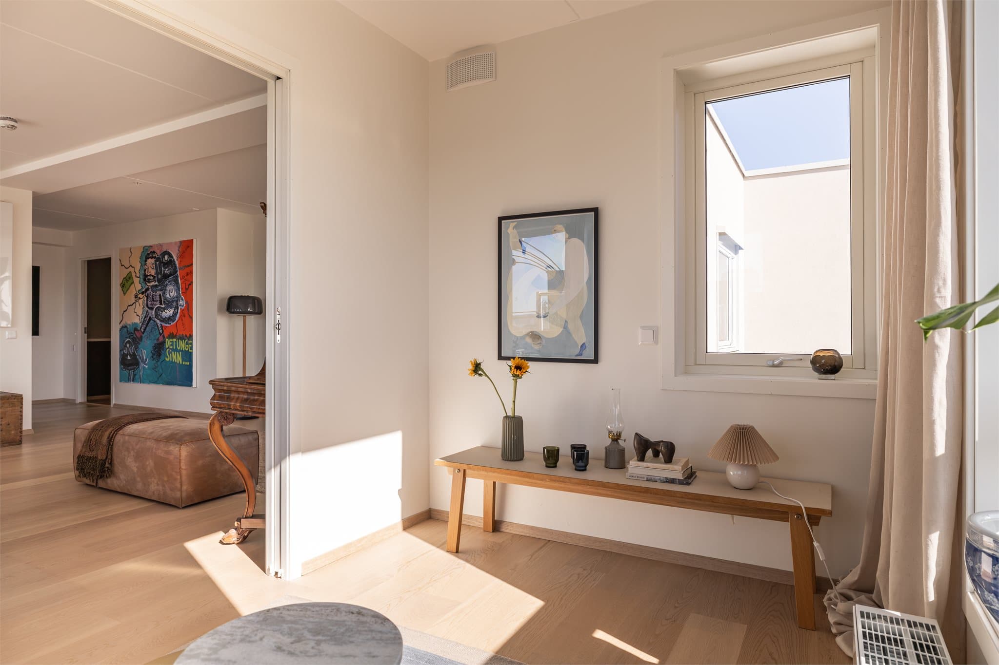 Rommet har skyvedører som er praktisk og plassbesparende i stuen.