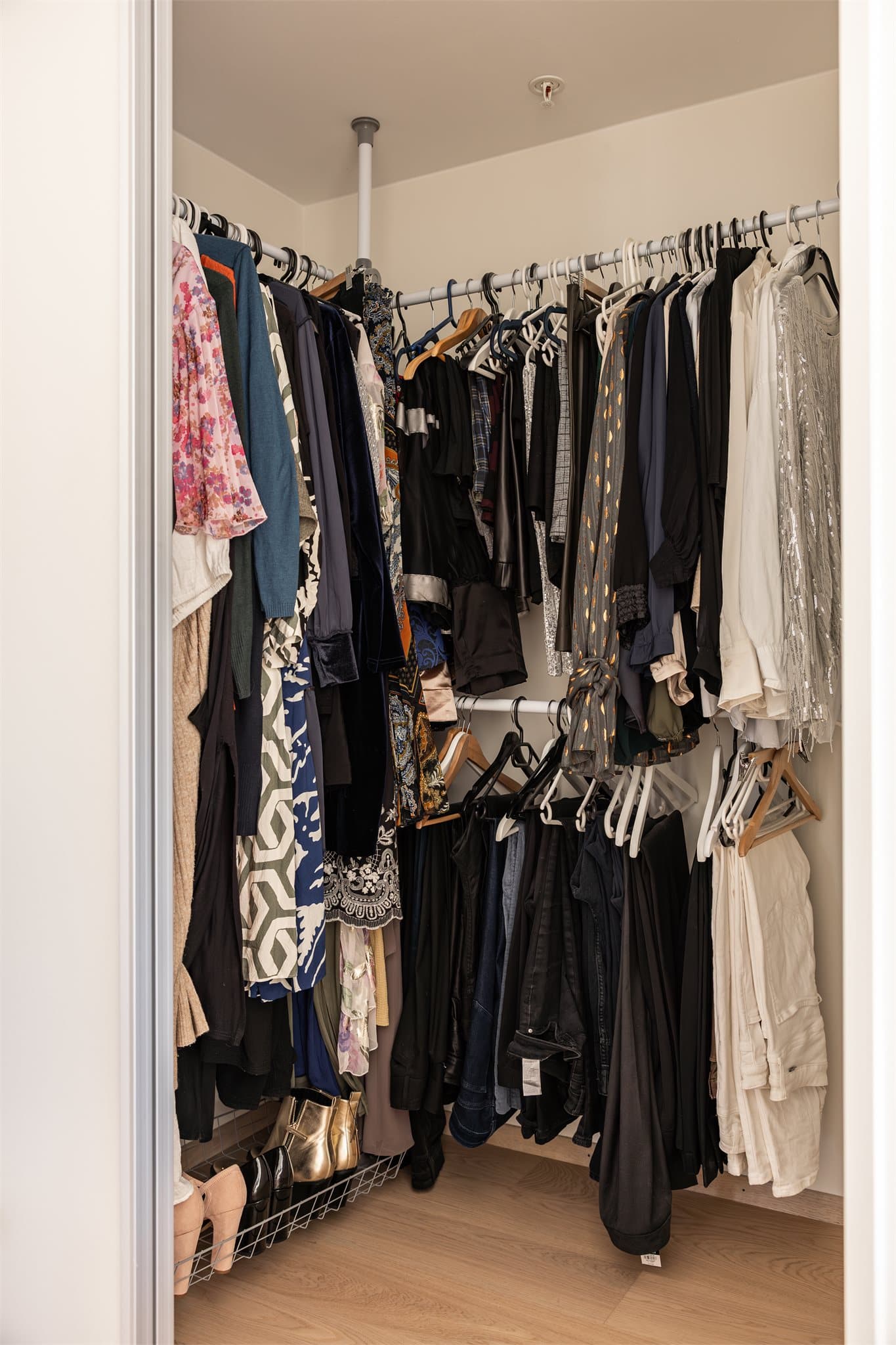 Skyvedørsgarderoben er dyp og føles som et walk-in closet!