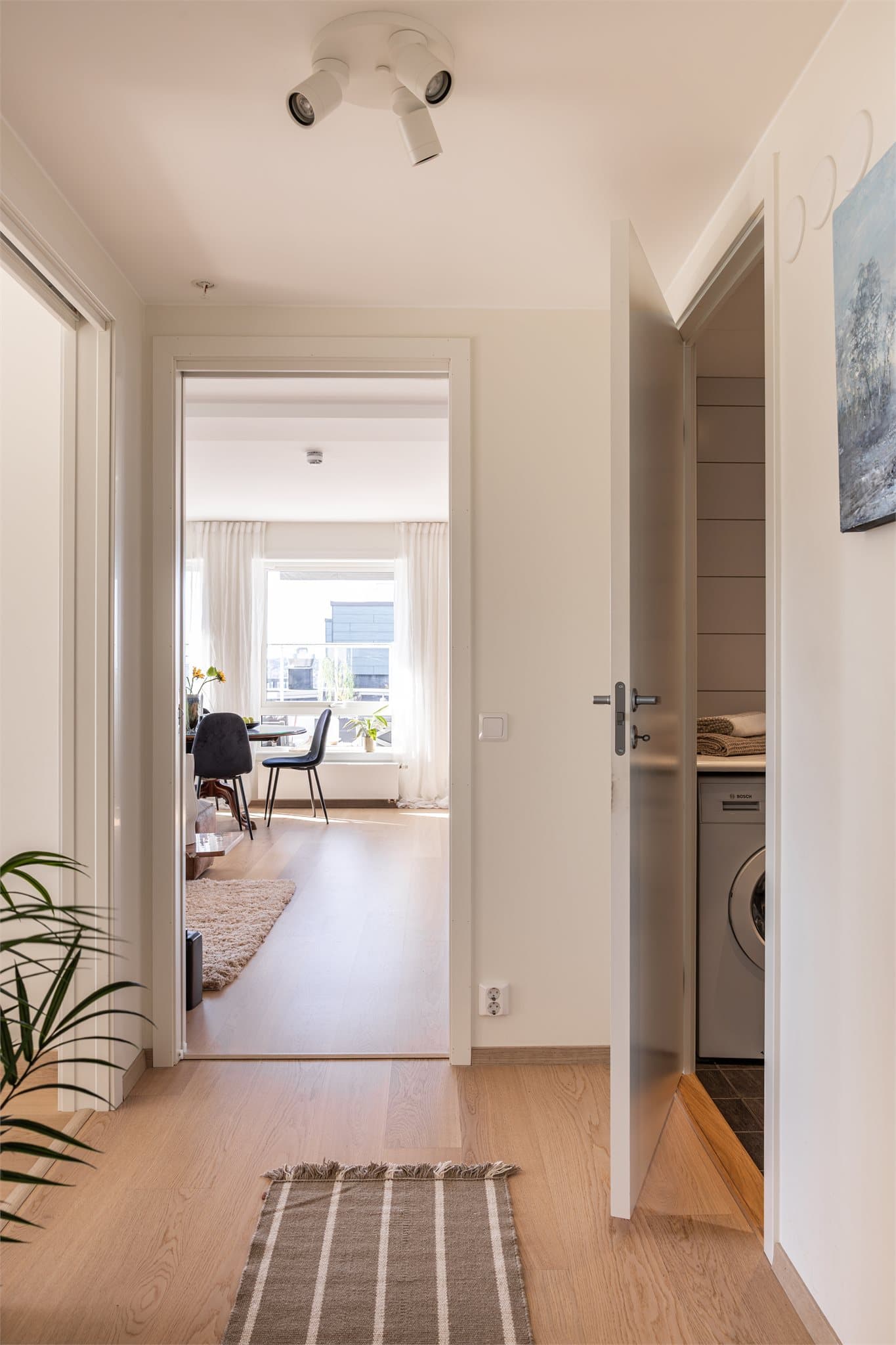 Mellom hovedsoverommet og soverom 2 er det inngang til "hovedbadet".