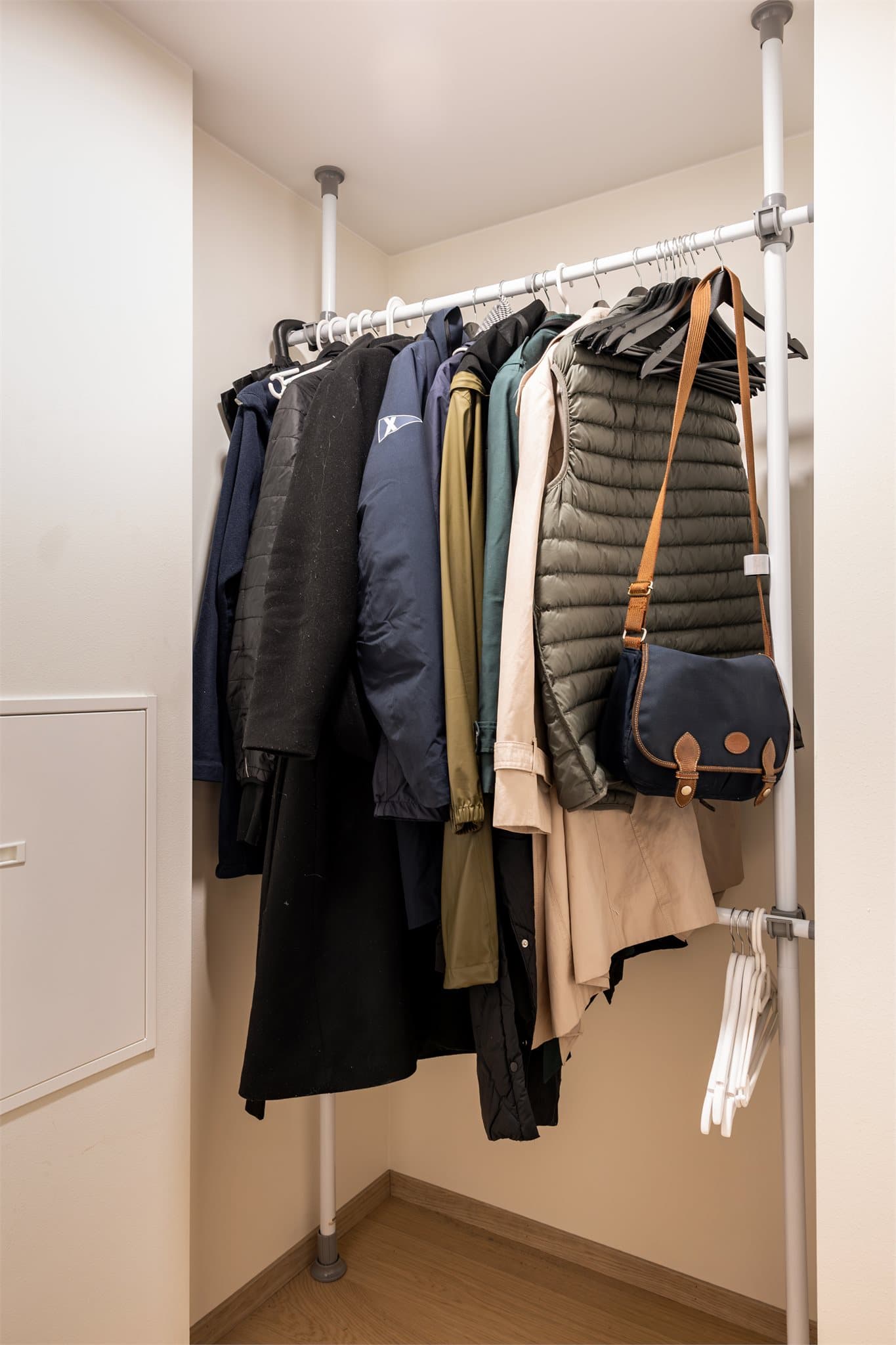 Entreen har god plass til oppbevaring i stor skyvedørsgarderobe.