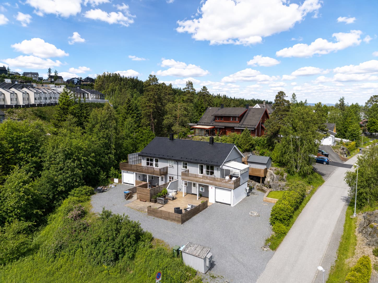 Emera Eiendomsmegling ved Solveig Granlund har gleden av å presentere Smestadvegen 4B. En innholdsrik og familievennlig tomannsbolig med attraktiv beliggenhet i et veletablert boligområde med kort vei til skole, barnehage og kollektivtransport.