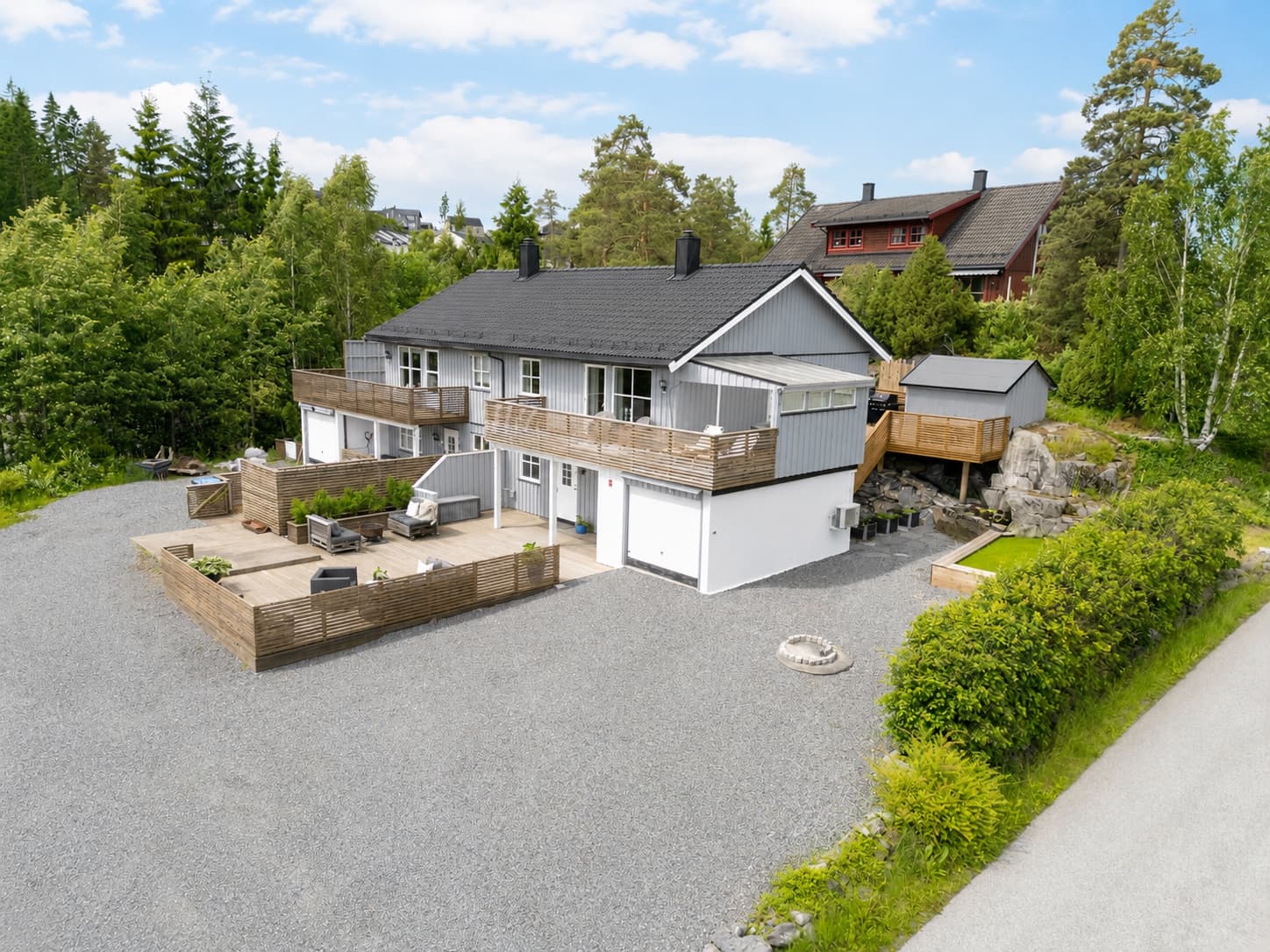Eiendommen byr på gode solforhold og rikelig med parkeringsmuligheter.