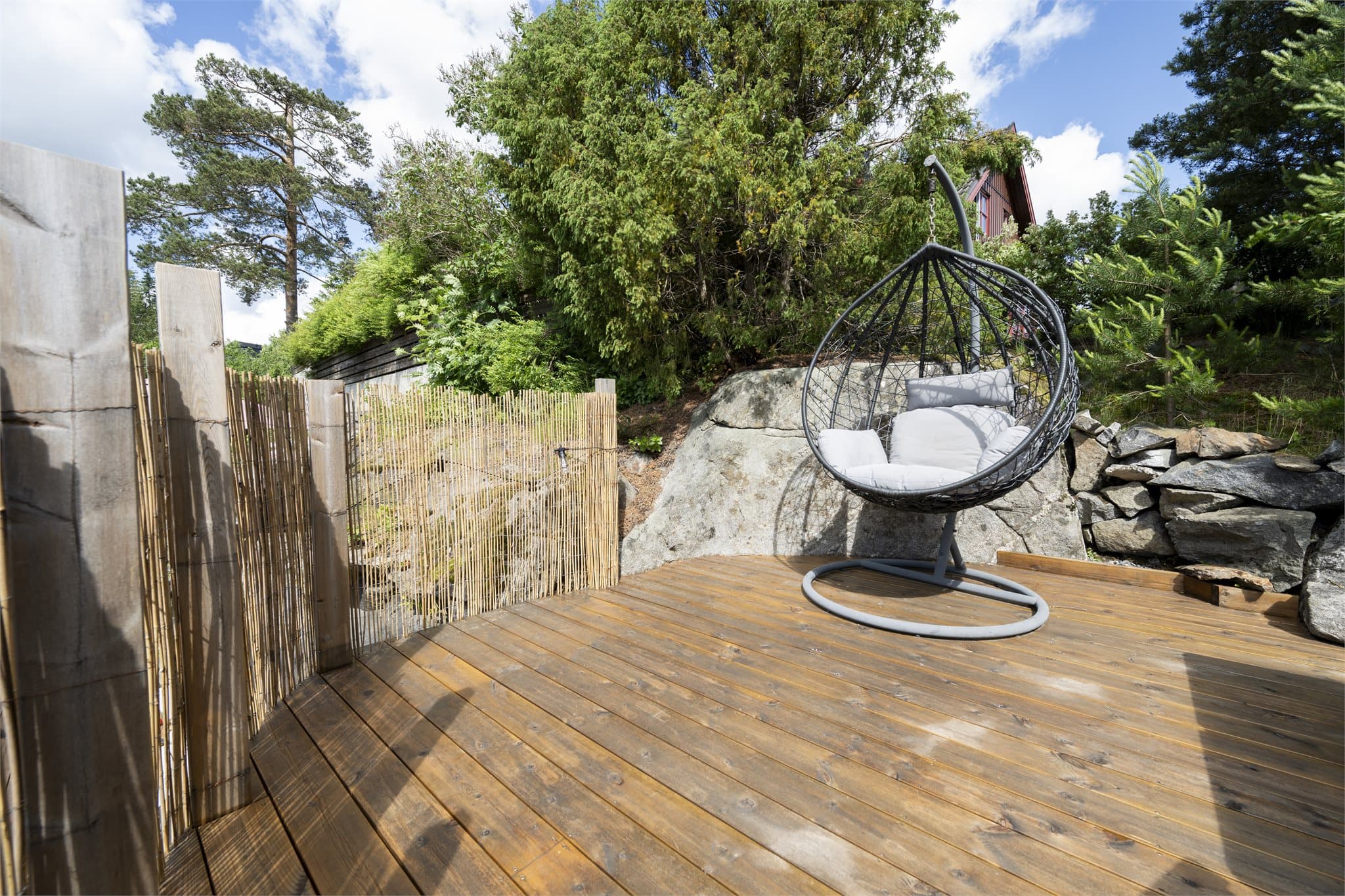 Stor terrasse med flere soner for både avslapning, sosiale sammenkomster og lange sommerdager i solen.