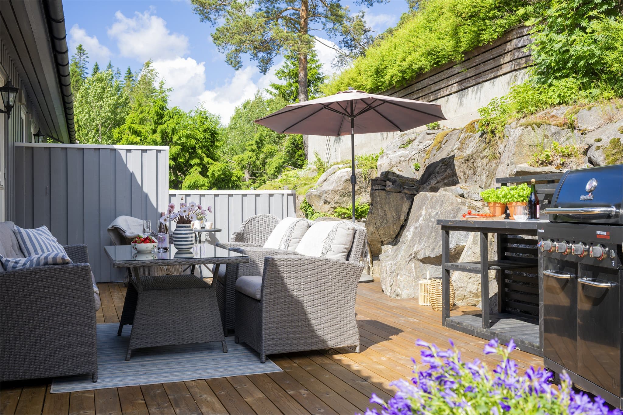 En privat og lun uteplass hvor sommerens grillkvelder og hyggelige sammenkomster kan nytes i naturskjønne omgivelser.