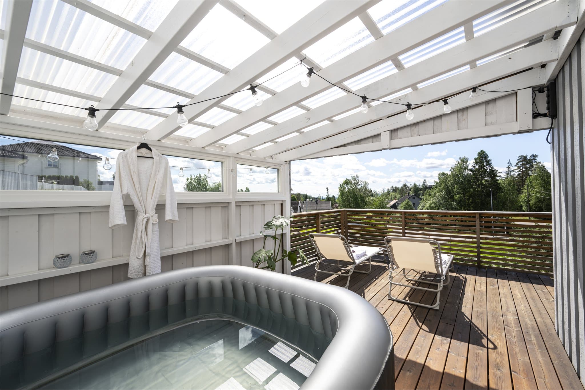 Utestue/overbygd terrasse er etter det opplyste ikke omsøkt eller godkjent av kommunen. Kjøper gjøres oppmerksom på at manglende godkjenning kan medføre krav om søknad om godkjenning, pålegg om utbedringer eller i ytterste konsekvens krav om fjerning.