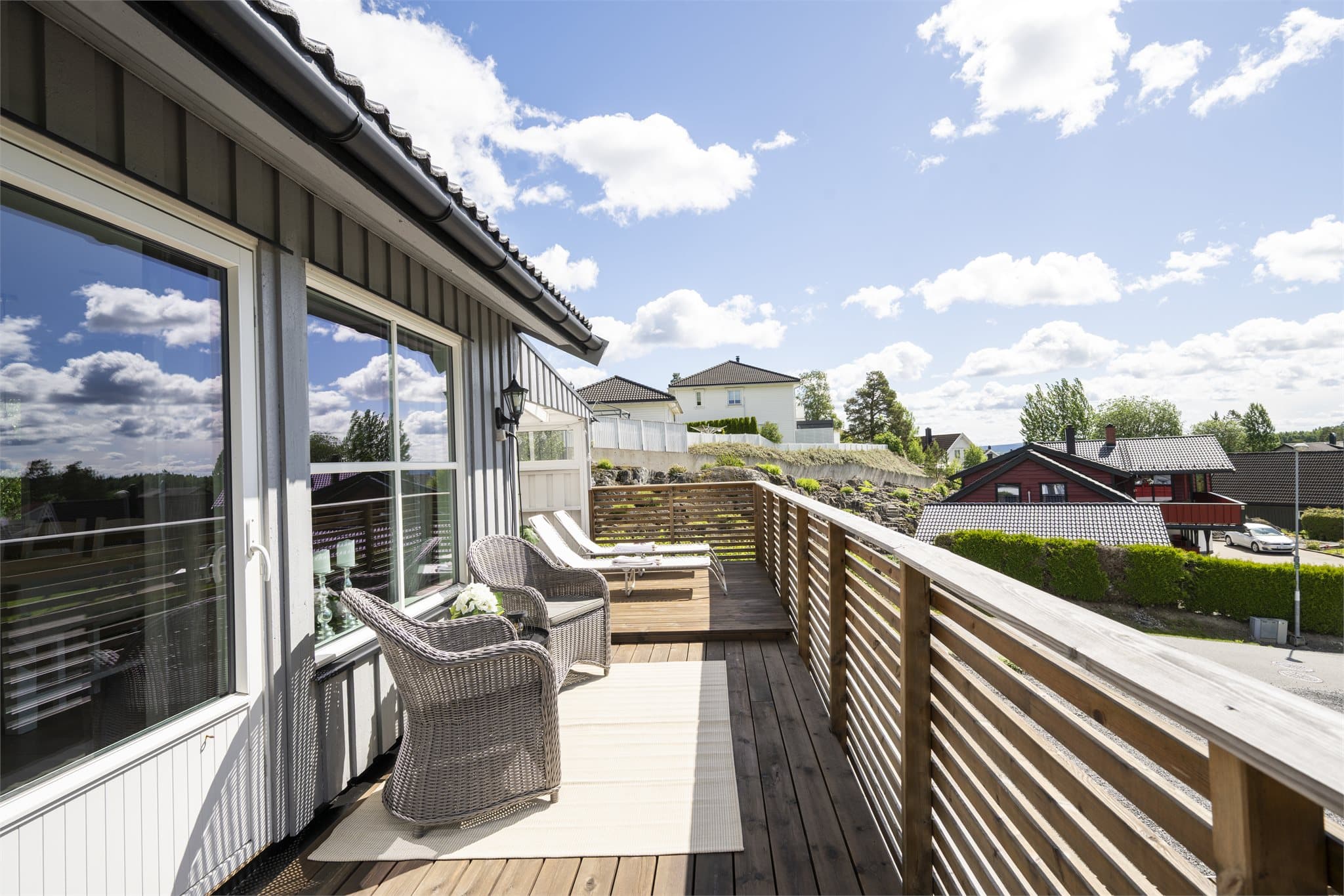Verandaen gir en naturlig overgang mellom inne- og uteliv og byr på gode solforhold gjennom dagen.