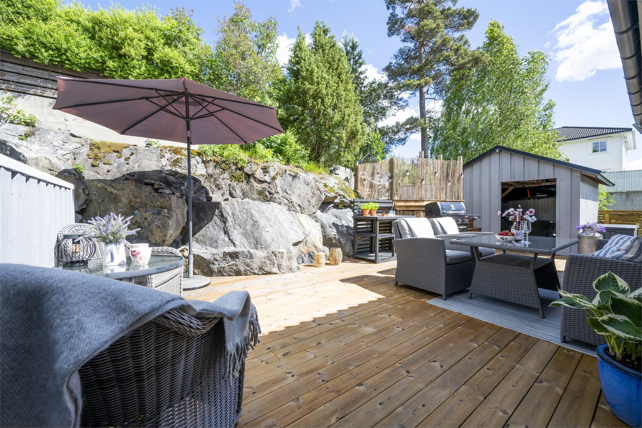 Boden på uteområdet er etter det opplyste ikke omsøkt eller godkjent av kommunen. Kjøper bør være oppmerksom på at dette kan innebære behov for ettergodkjenning og mulige kostnader dersom kommunen krever byggesaksbehandling eller utbedringer.