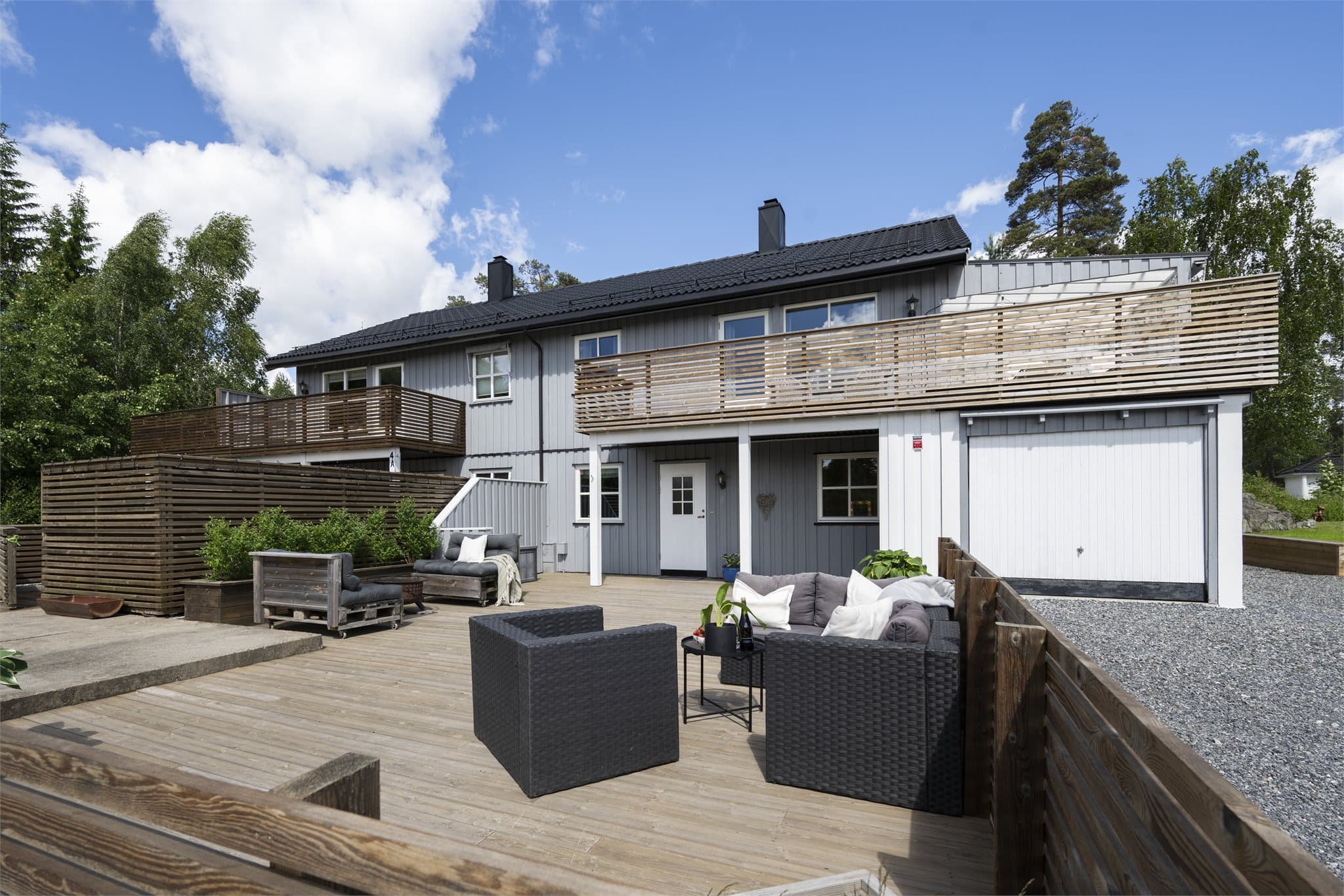 En innholdsrik og velholdt halvpart av vertikaldelt tomannsbolig med familievennlig planløsning over to plan.