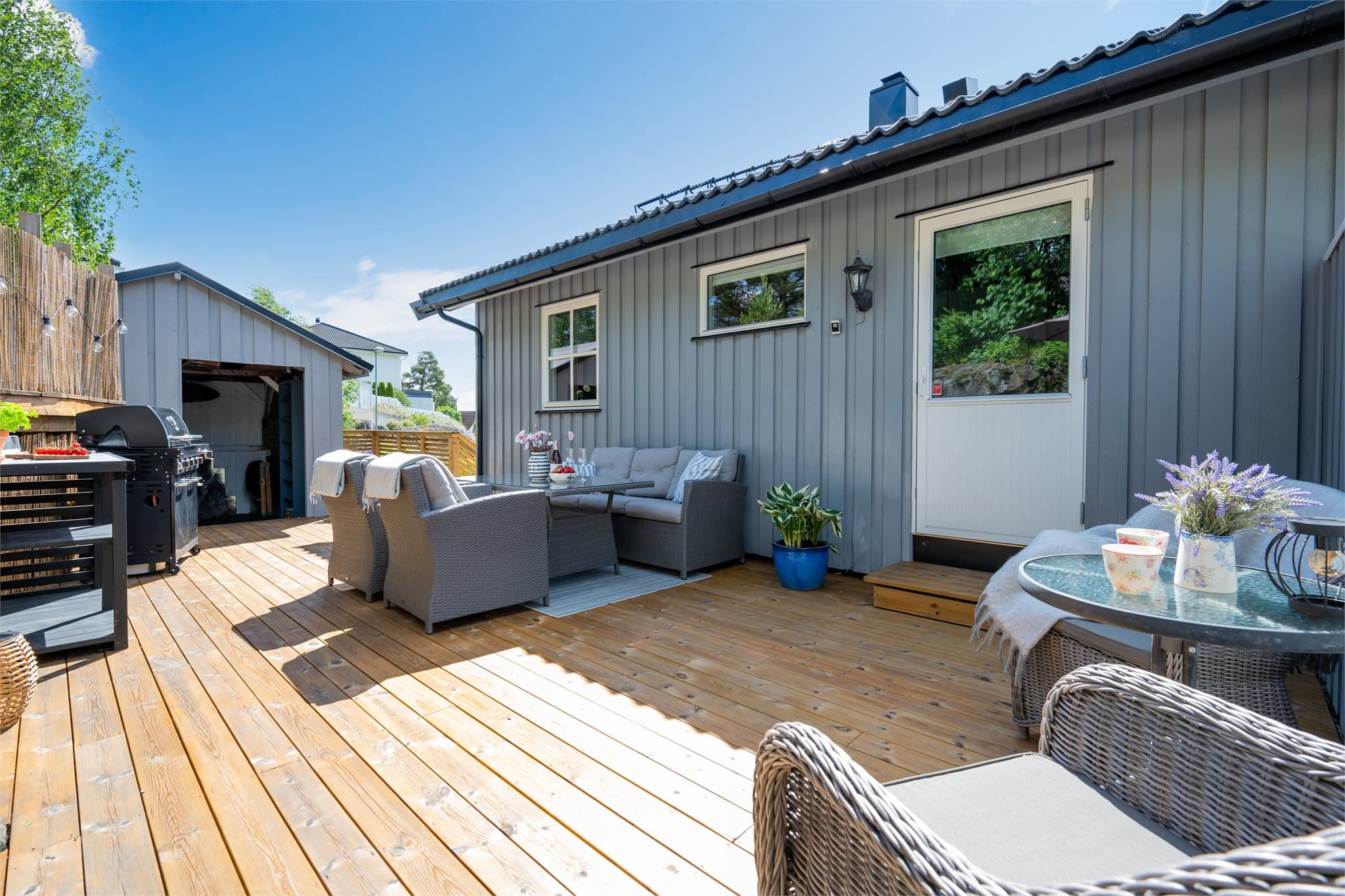 Fra gang/kontor har man utgang til et solrikt og usjenert uteområde med stor terrasse og god plass til møblering i ulike soner.