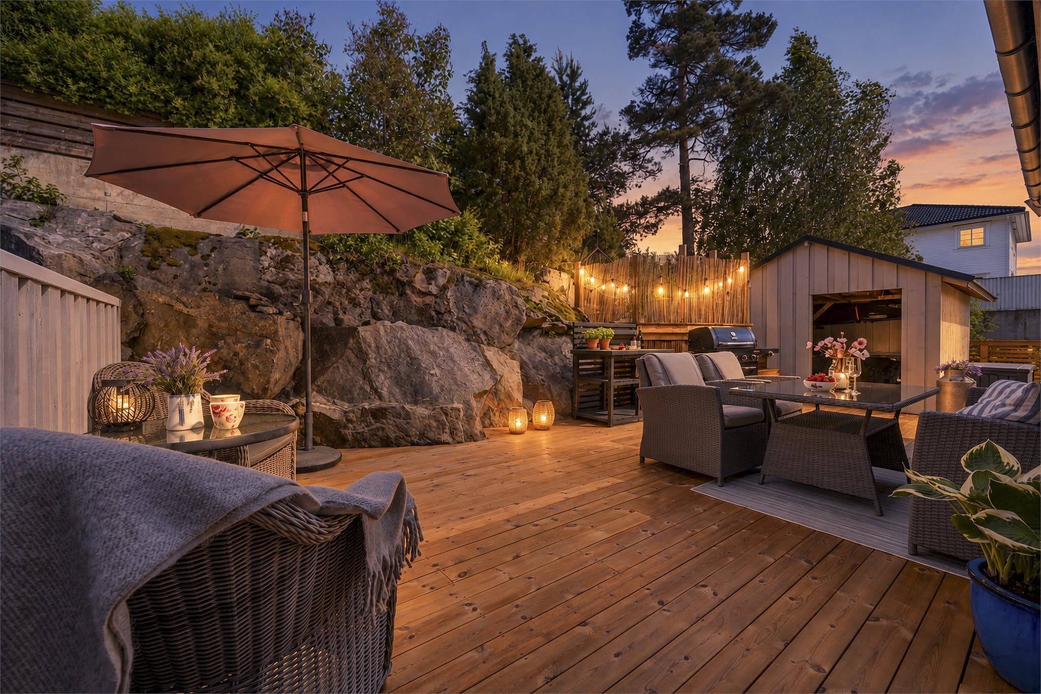 En privat og lun uteplass hvor sommerens grillkvelder og hyggelige sammenkomster kan nytes i naturskjønne omgivelser. (Digitalt kveldsredigert bilde, avvik kan forekomme.)