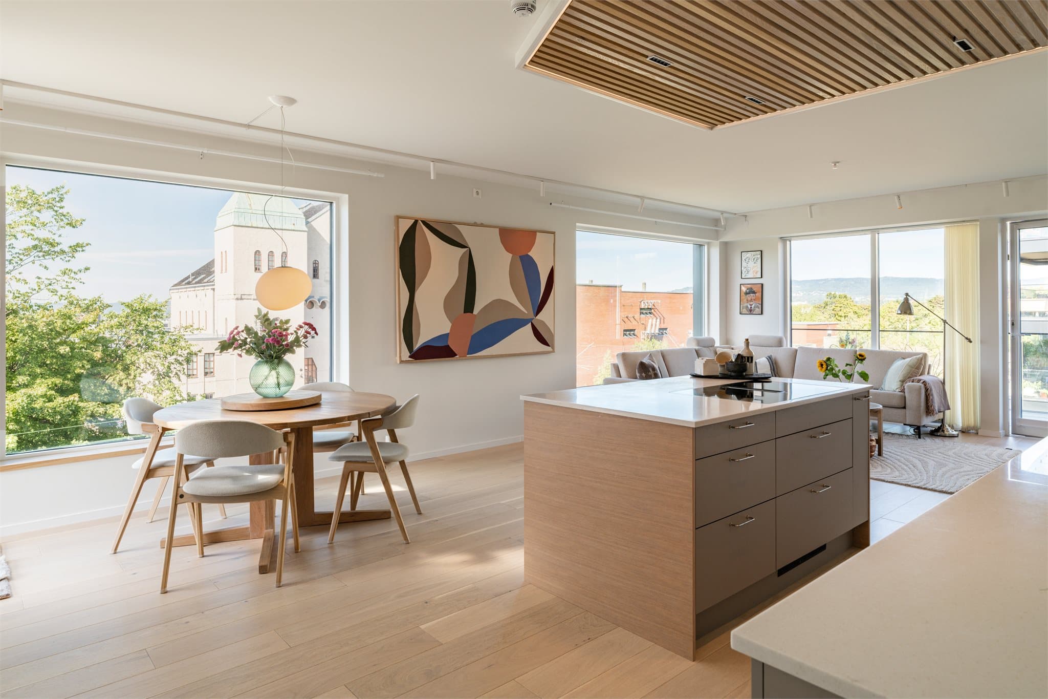 Velkommen til Ensjøveien 4E presentert av Emir Resulbegovic v. Emera Eiendomsmegling.