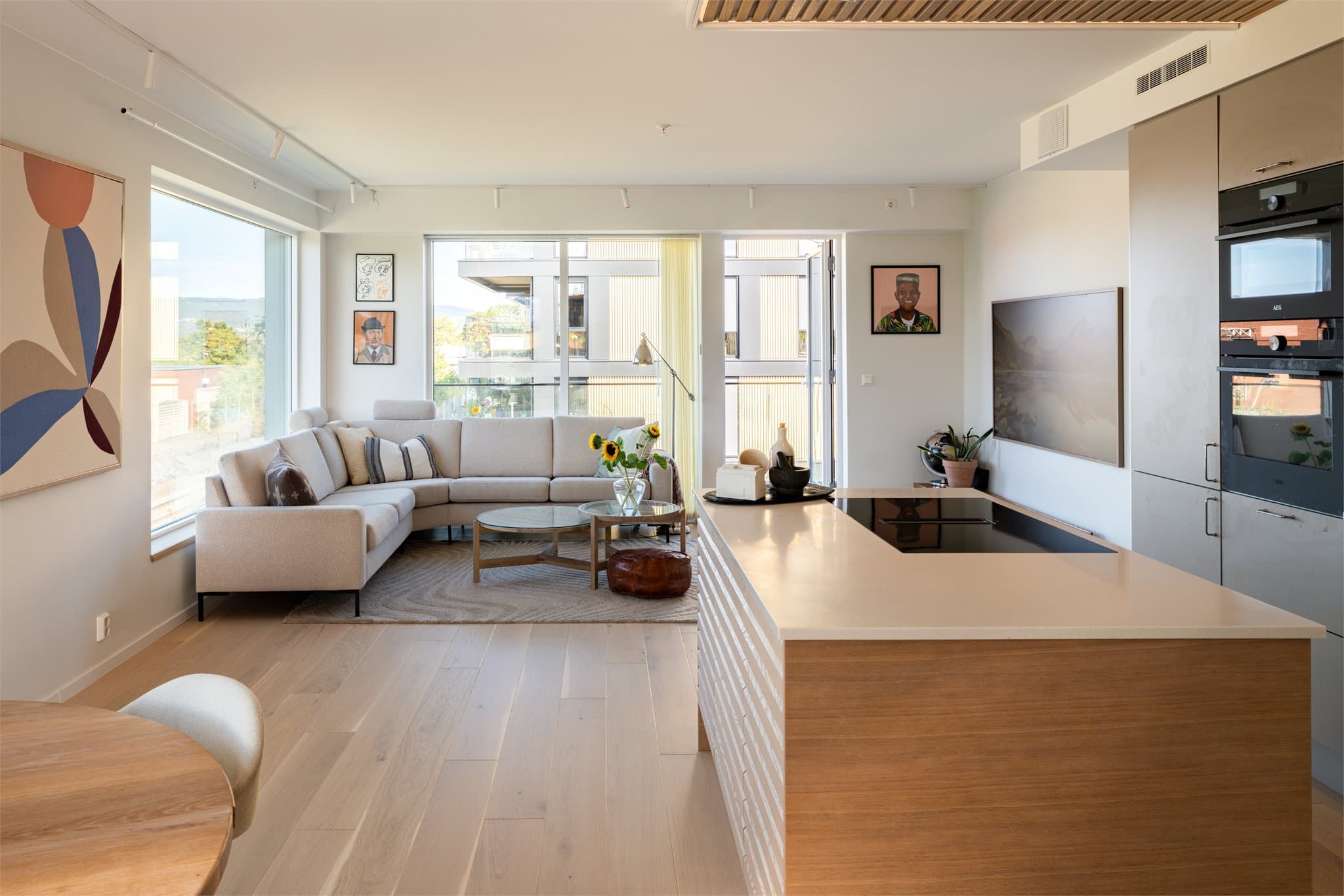 Stuen er lys og luftig, med store vindusflater som slipper inn rikelig med dagslys.