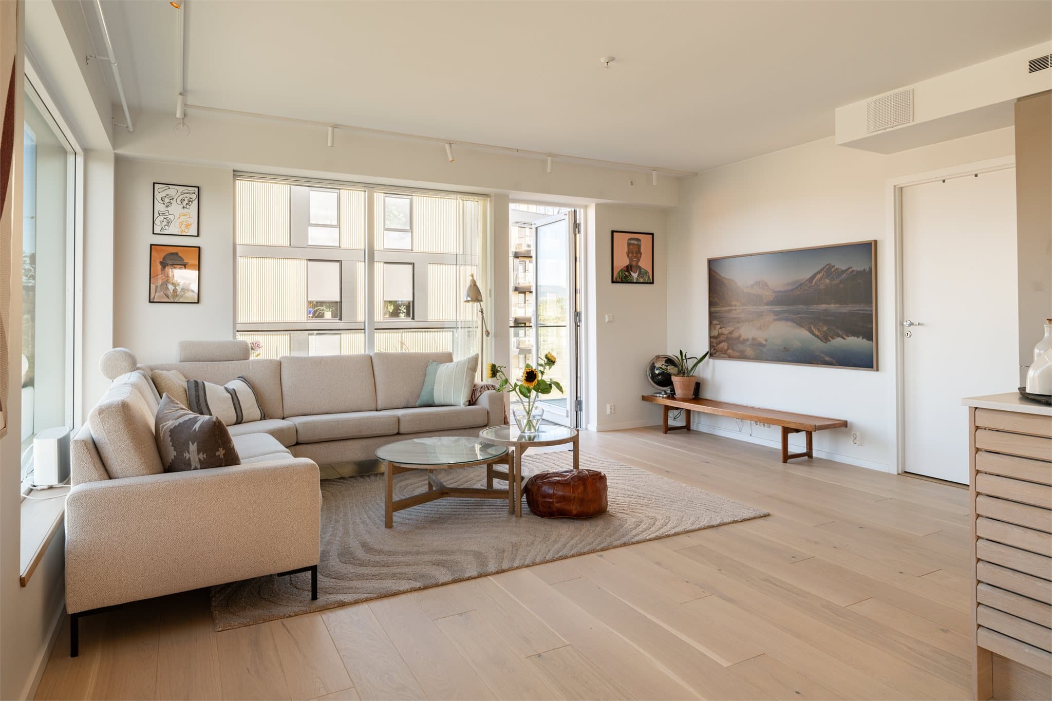 Rommet har god plass til en større sofagruppe og øvrig møblement.