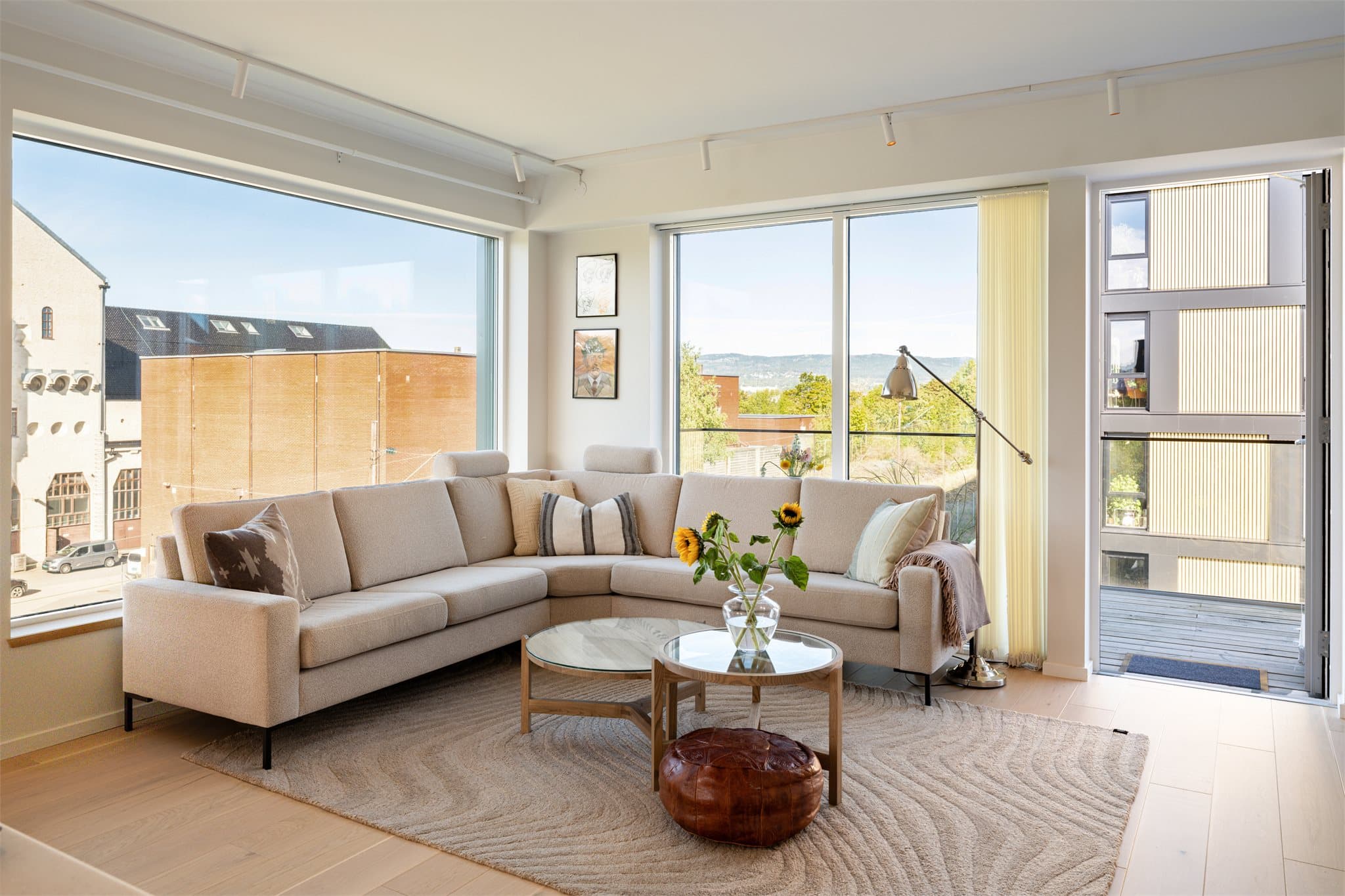 Hjørnebeliggenheten gir lysinnslipp fra flere kanter gjennom dagen.