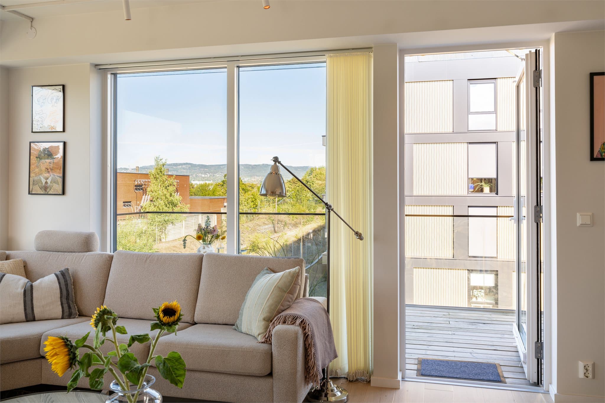 Fra stuen er det direkte utgang til begge balkongene.