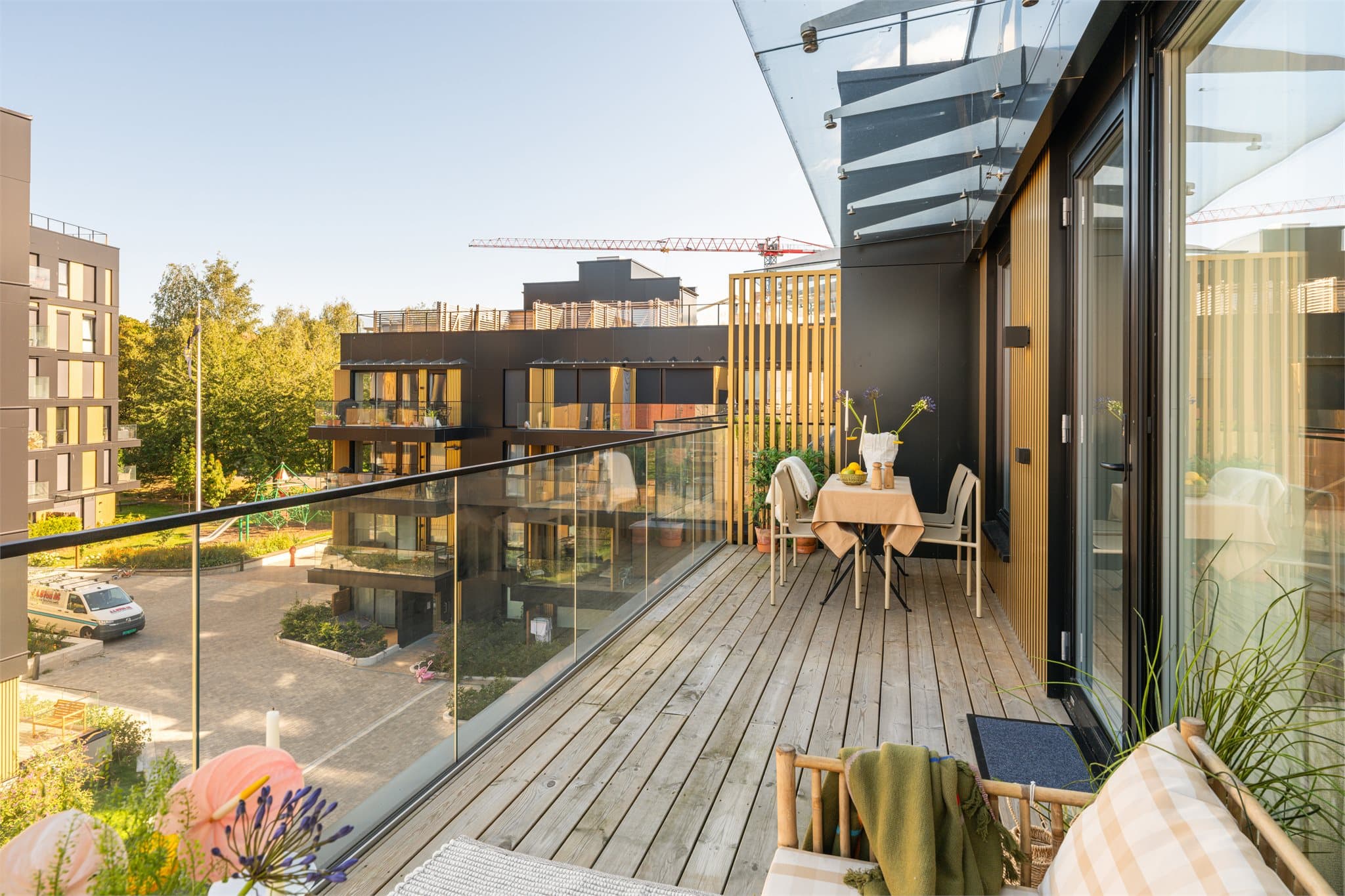 Nordvendt balkong med rikelig med boltreplass.