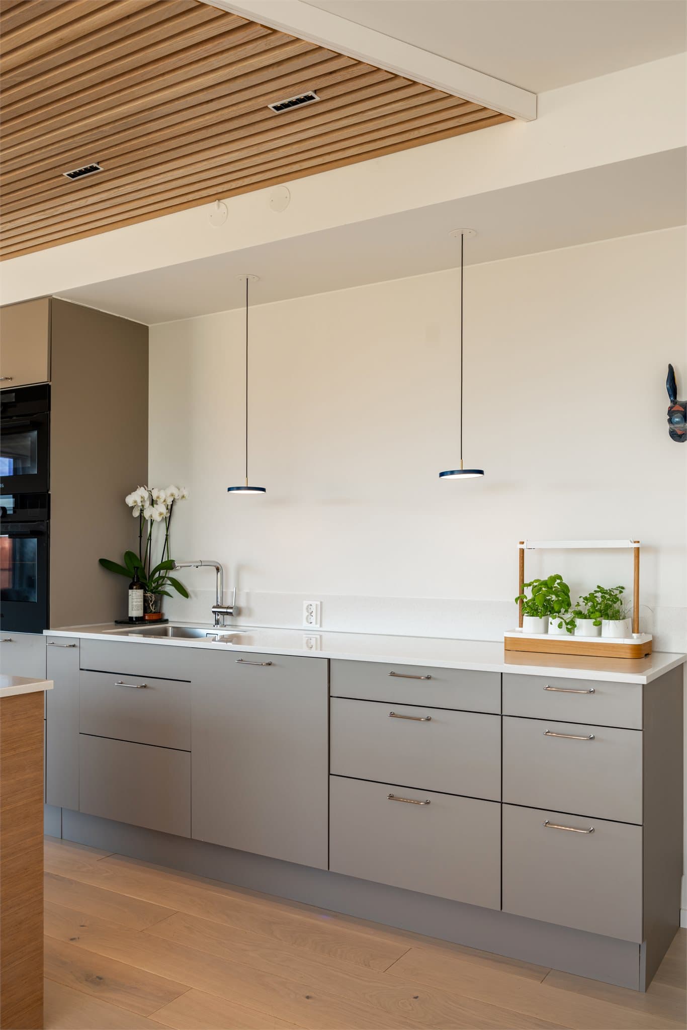 Benkeplaten og spruteplaten i Corian er både slitesterk og vedlikeholdsvennlig.