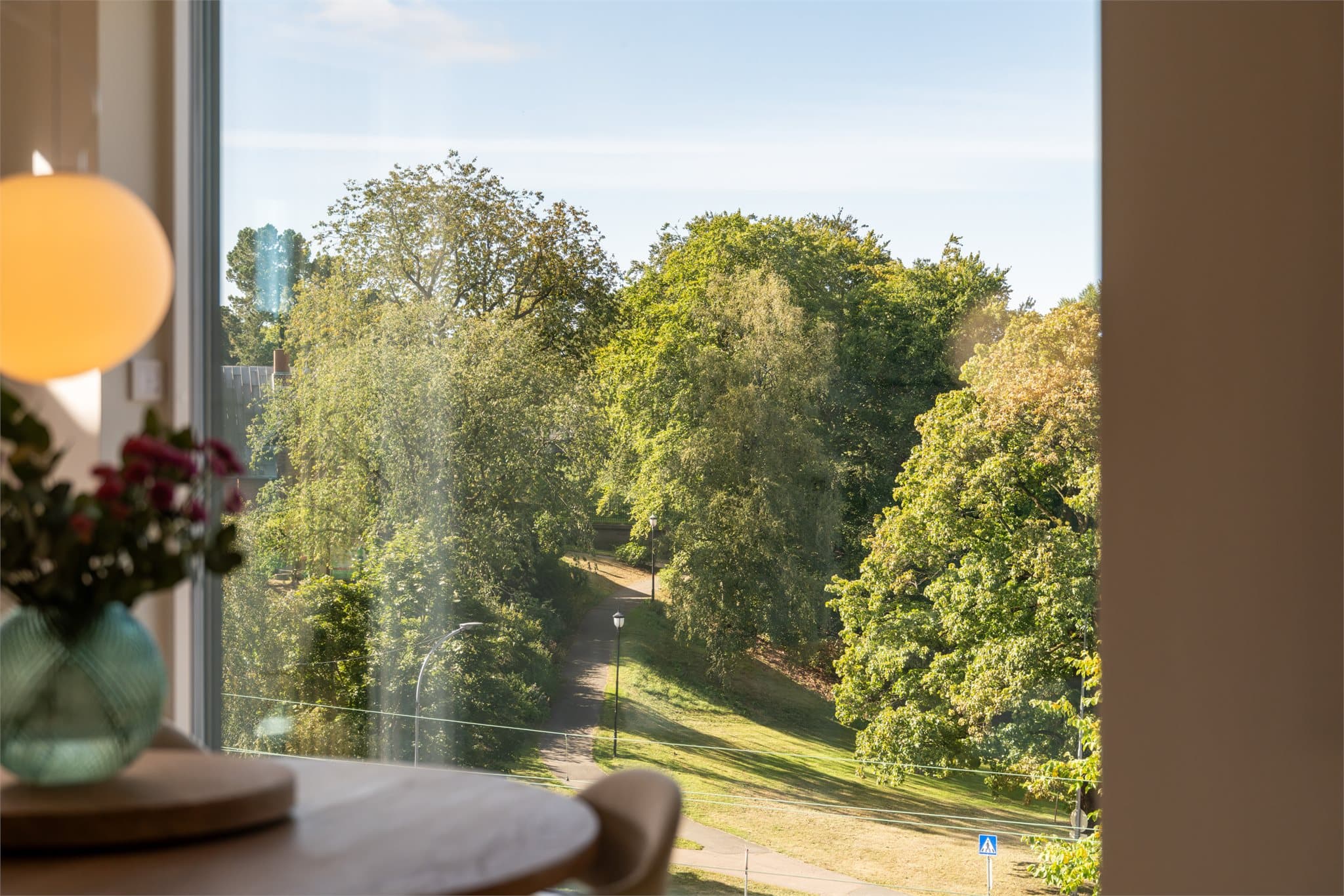 Rett utenfor ligger grønne lunger med turstier.