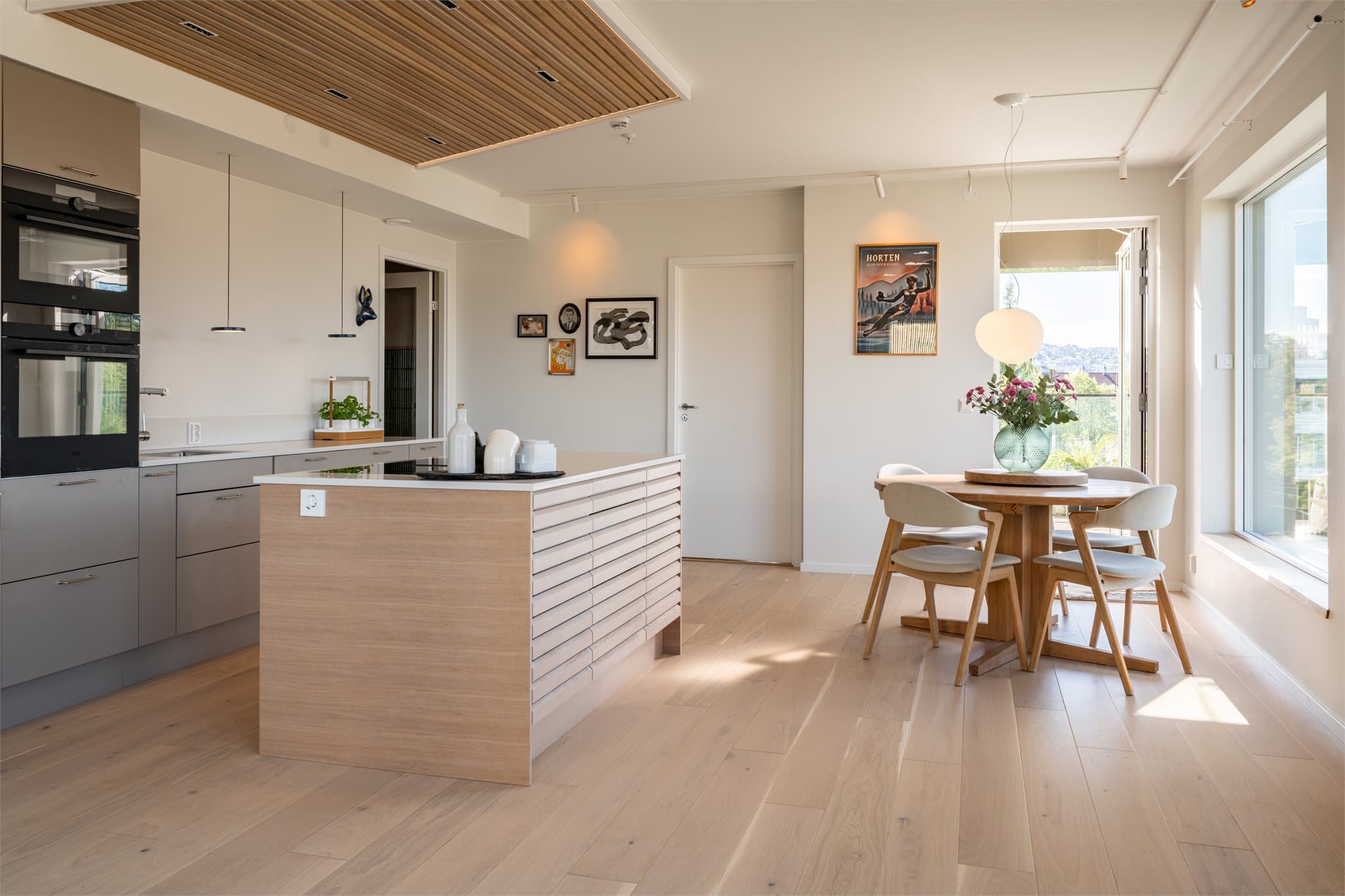 Kjøkkenøya fungerer som en sosial sone og gir ekstra arbeidsflate.