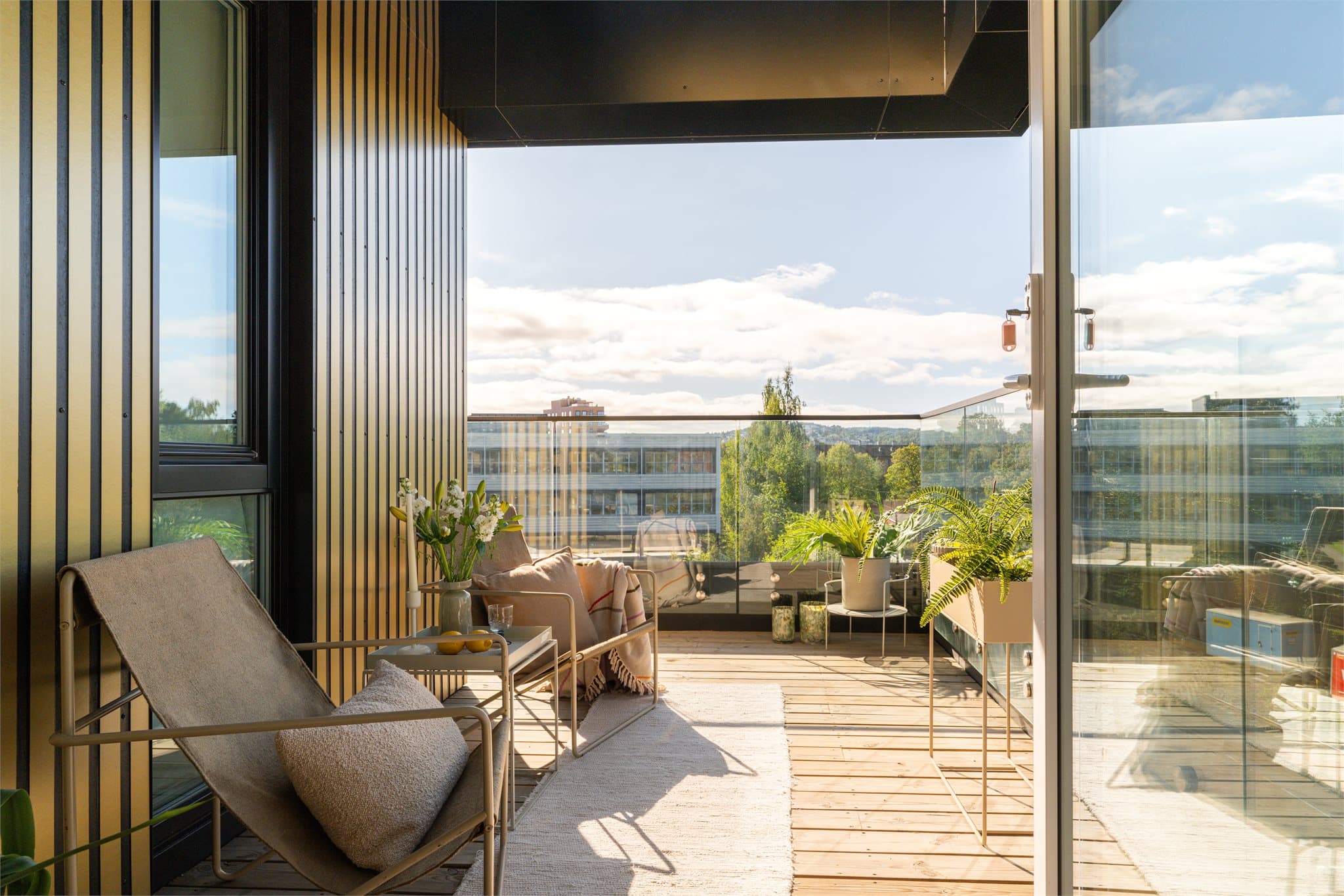 Den sør- og vestvendte hjørnebalkongen har gode solforhold gjennom store deler av dagen