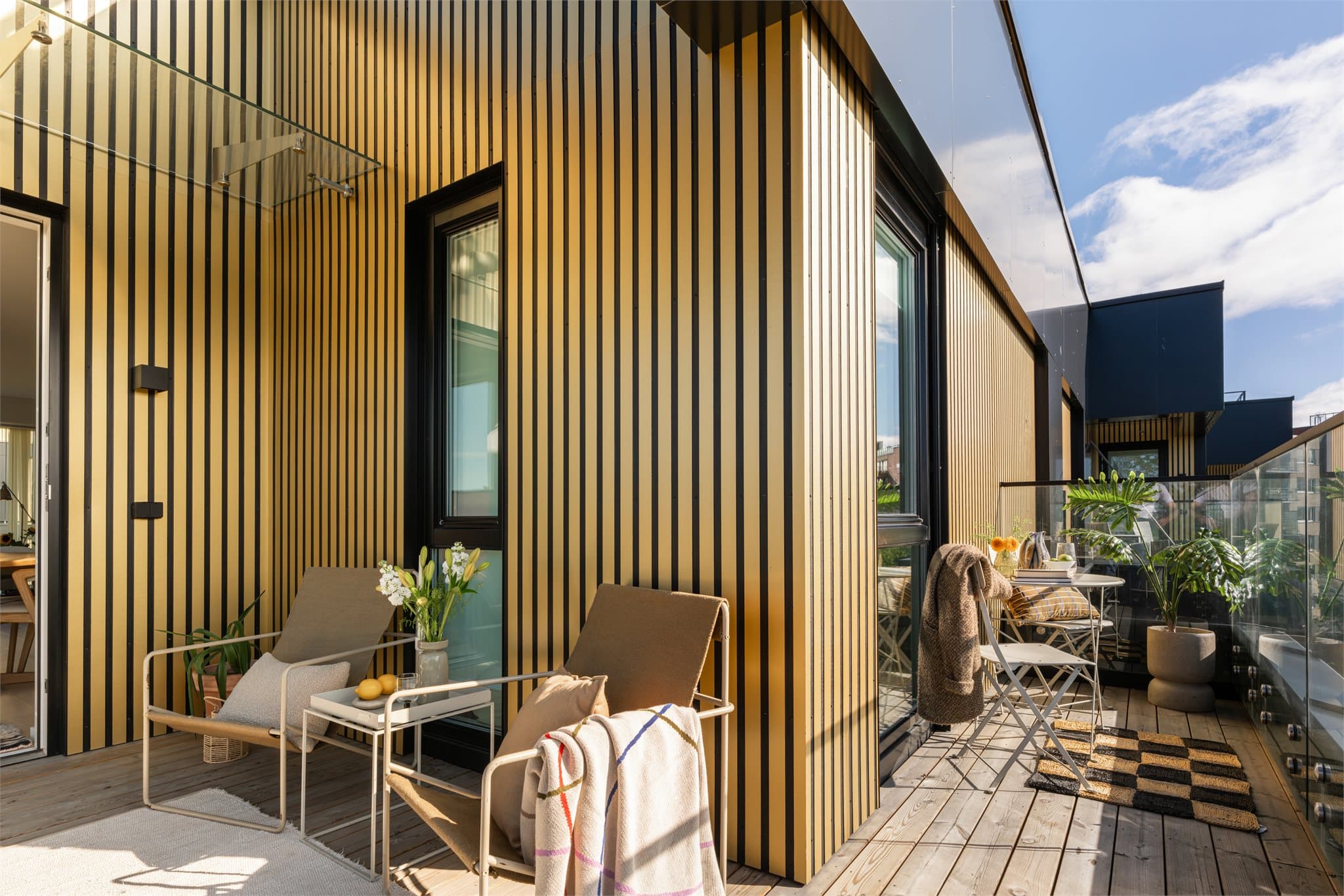 Balkongen har en lun og skjermet krok.