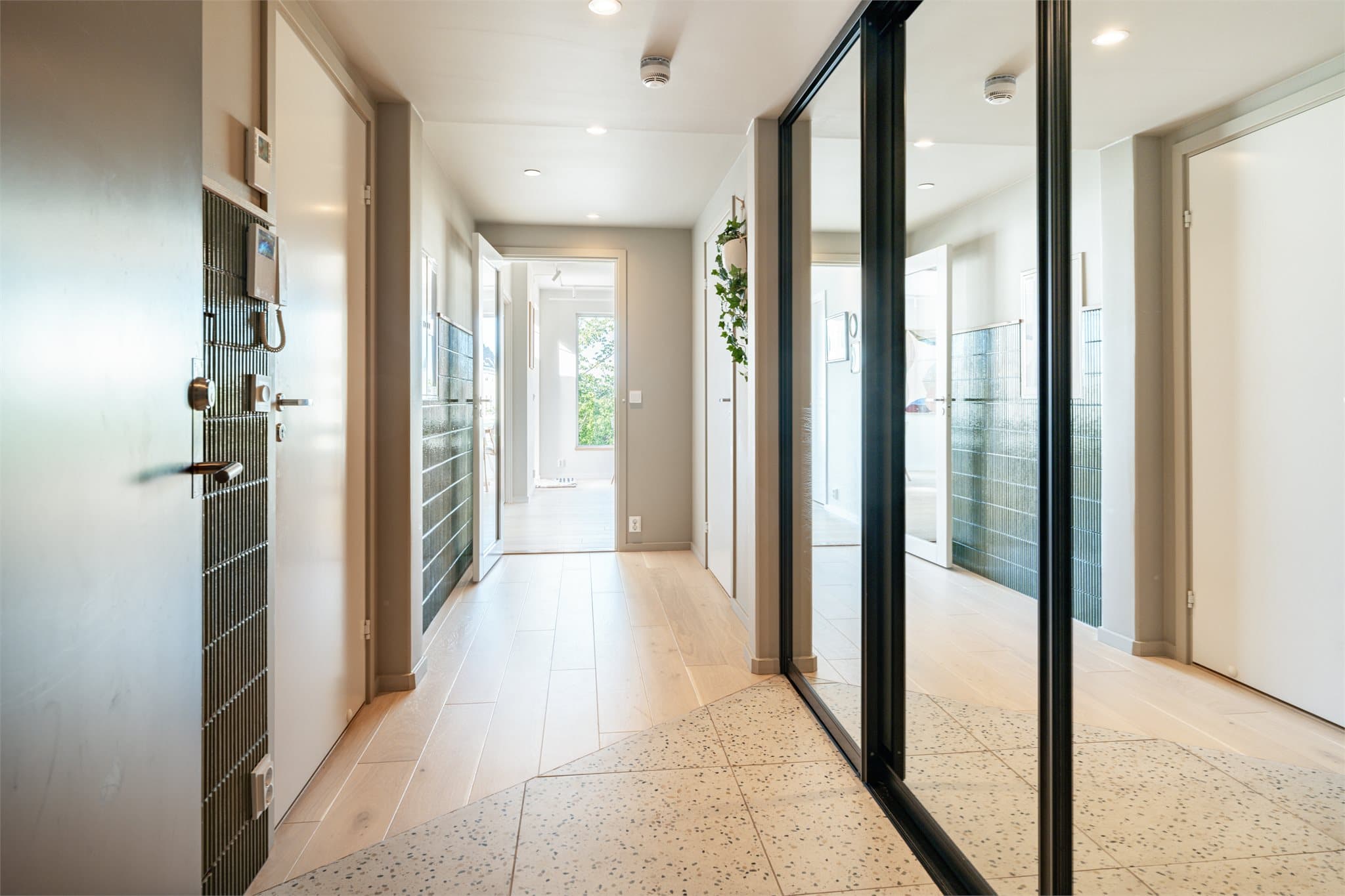 Velkommen inn i en innbydende entré med praktiske garderobeløsninger.