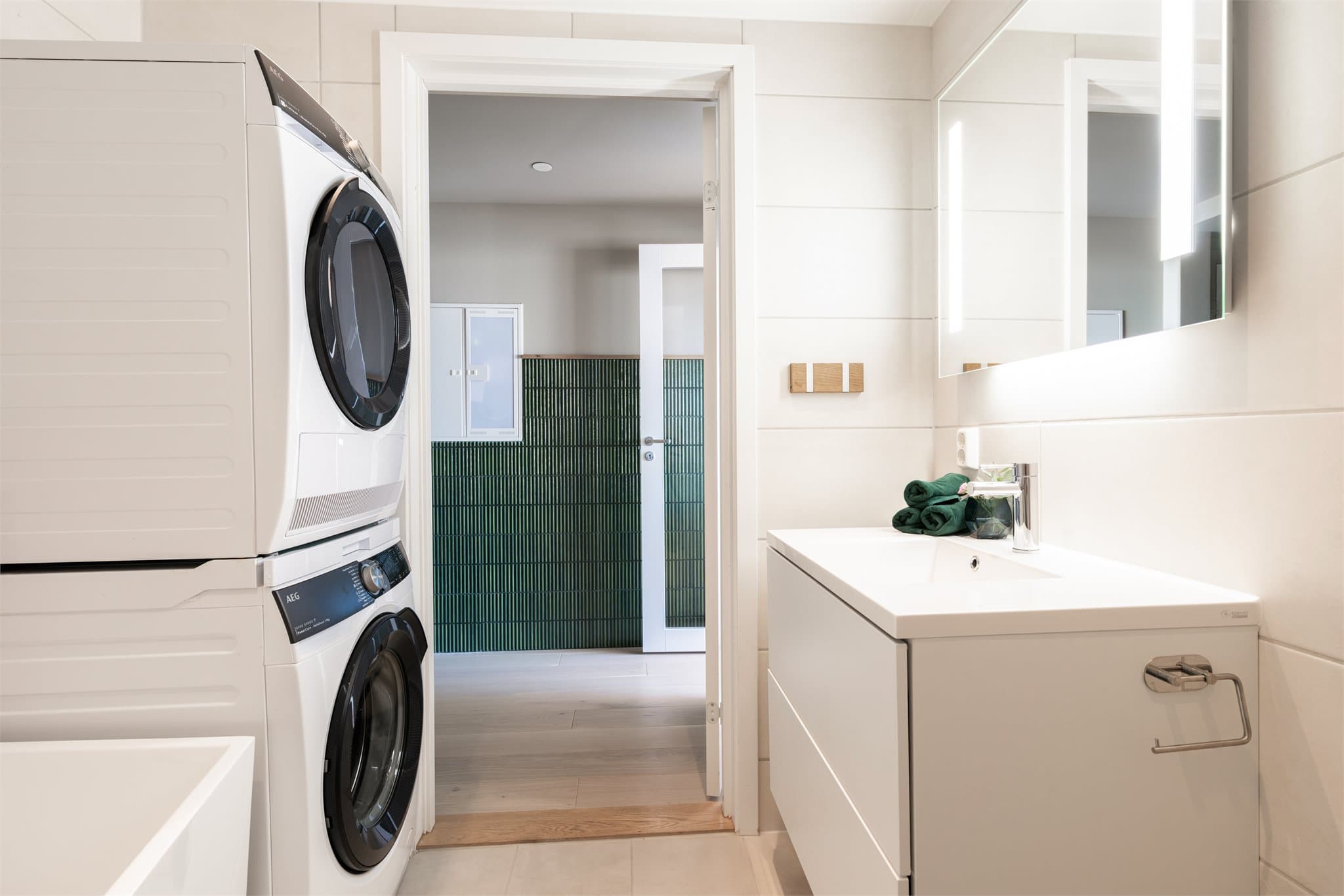 Baderommet er lekkert, flislagt og har plass til vaskemaskin og tørketrommel.