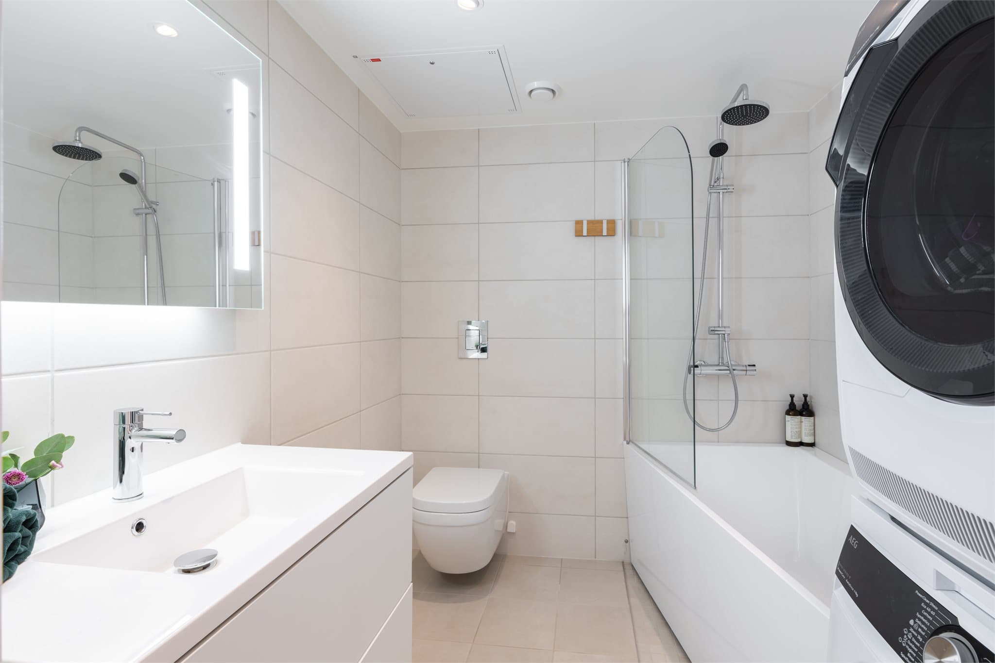 Hovedbadet er romslig og utstyrt med badekar.