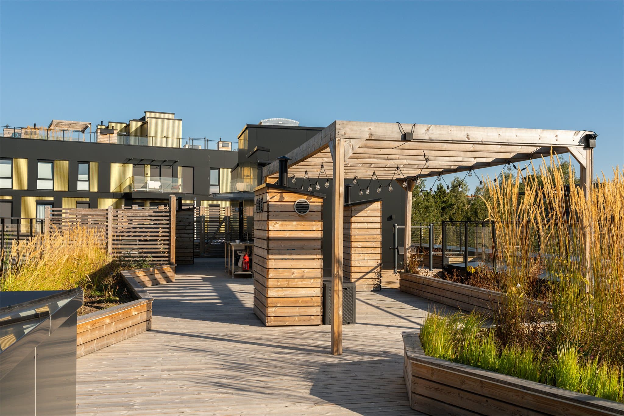 Bygget har attraktive felles takterrasser med flott utsikt over byen.