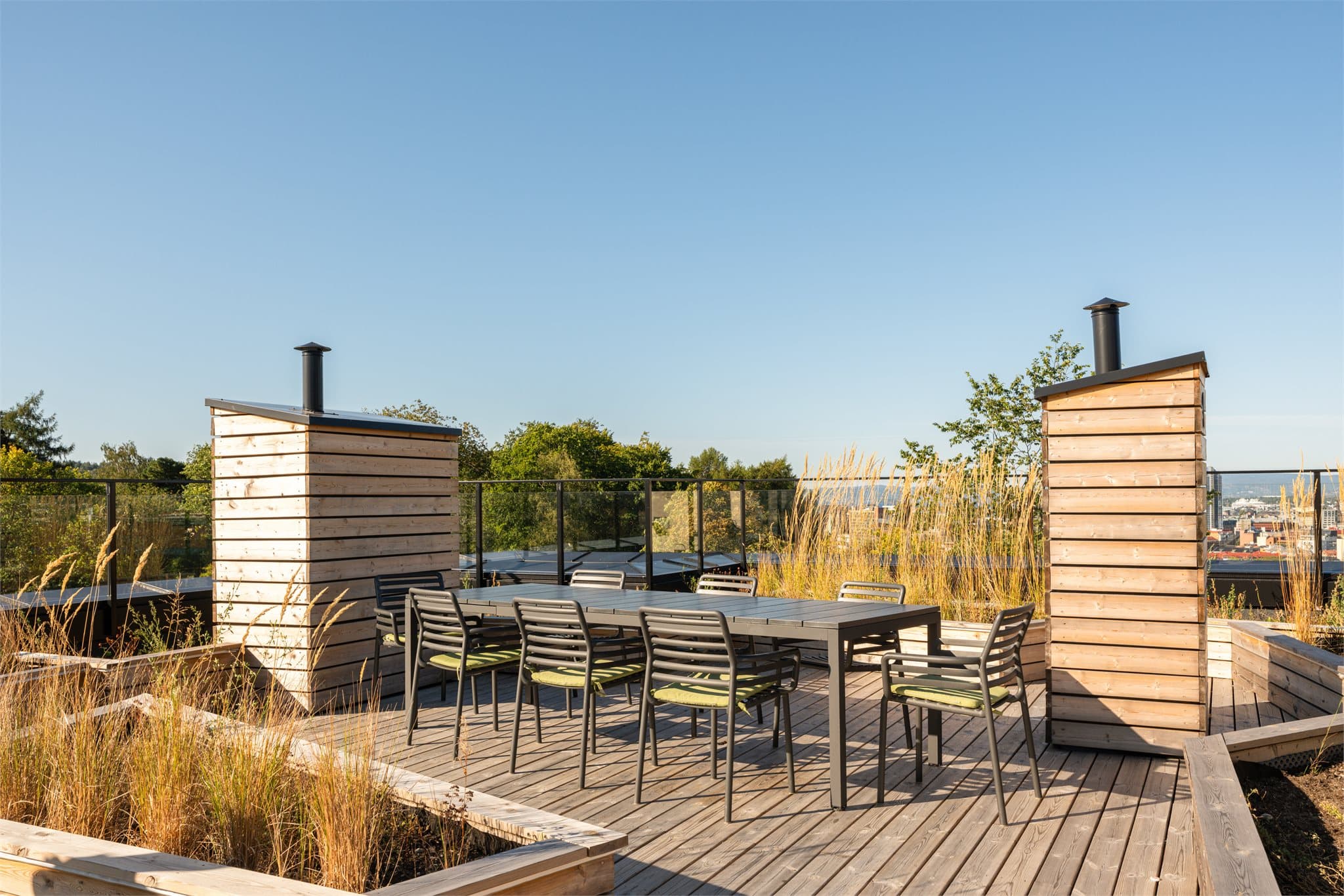 Takterrassen er pent opparbeidet med beplantning og flere sosiale soner.