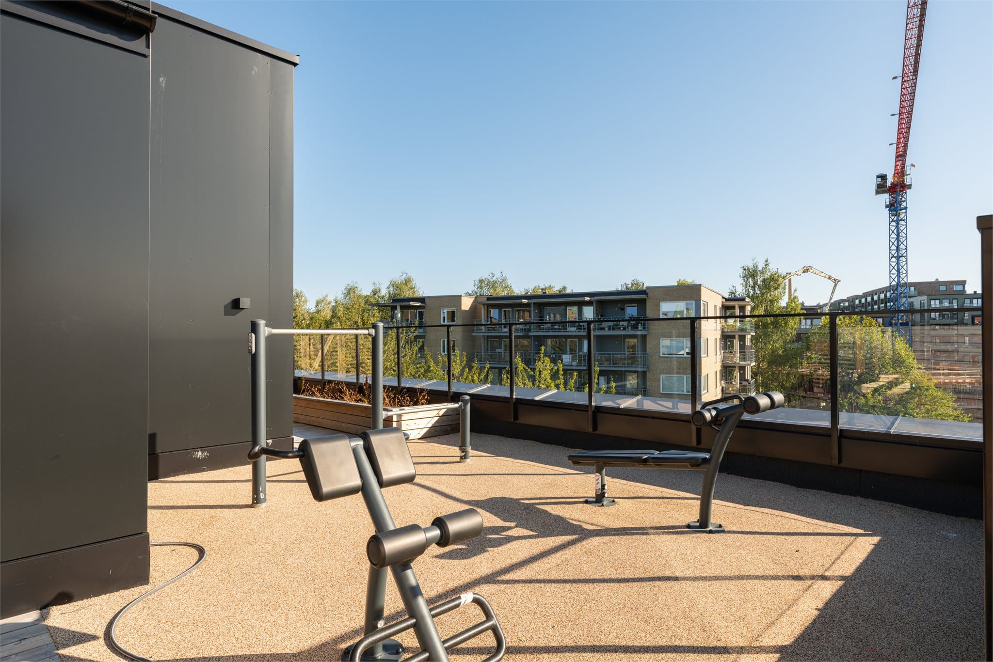 På takterrassen er det også tilrettelagt for trening med et eget utegym.