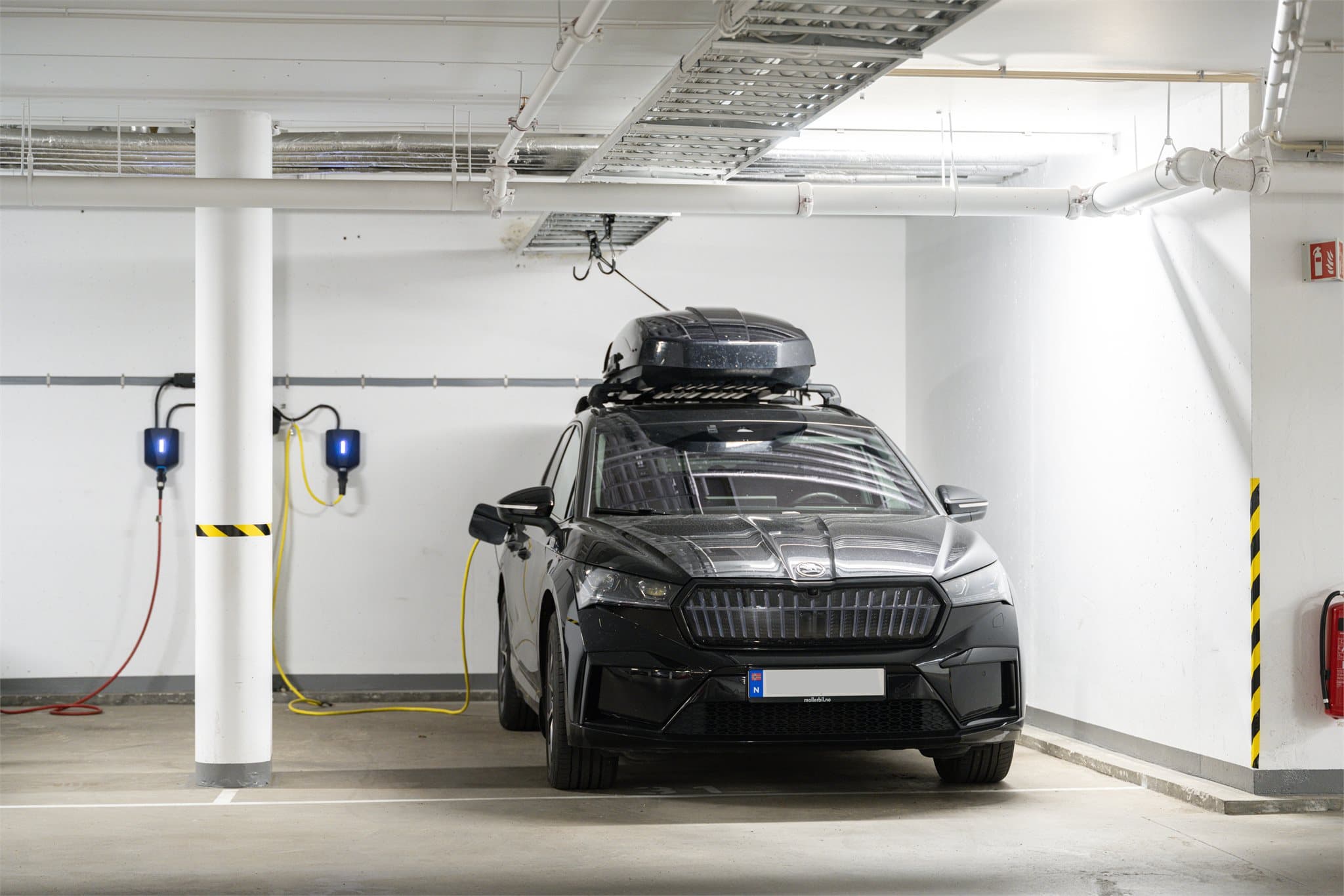 Det er opsjon på kjøp av en stor garasjeplass med elbillader.