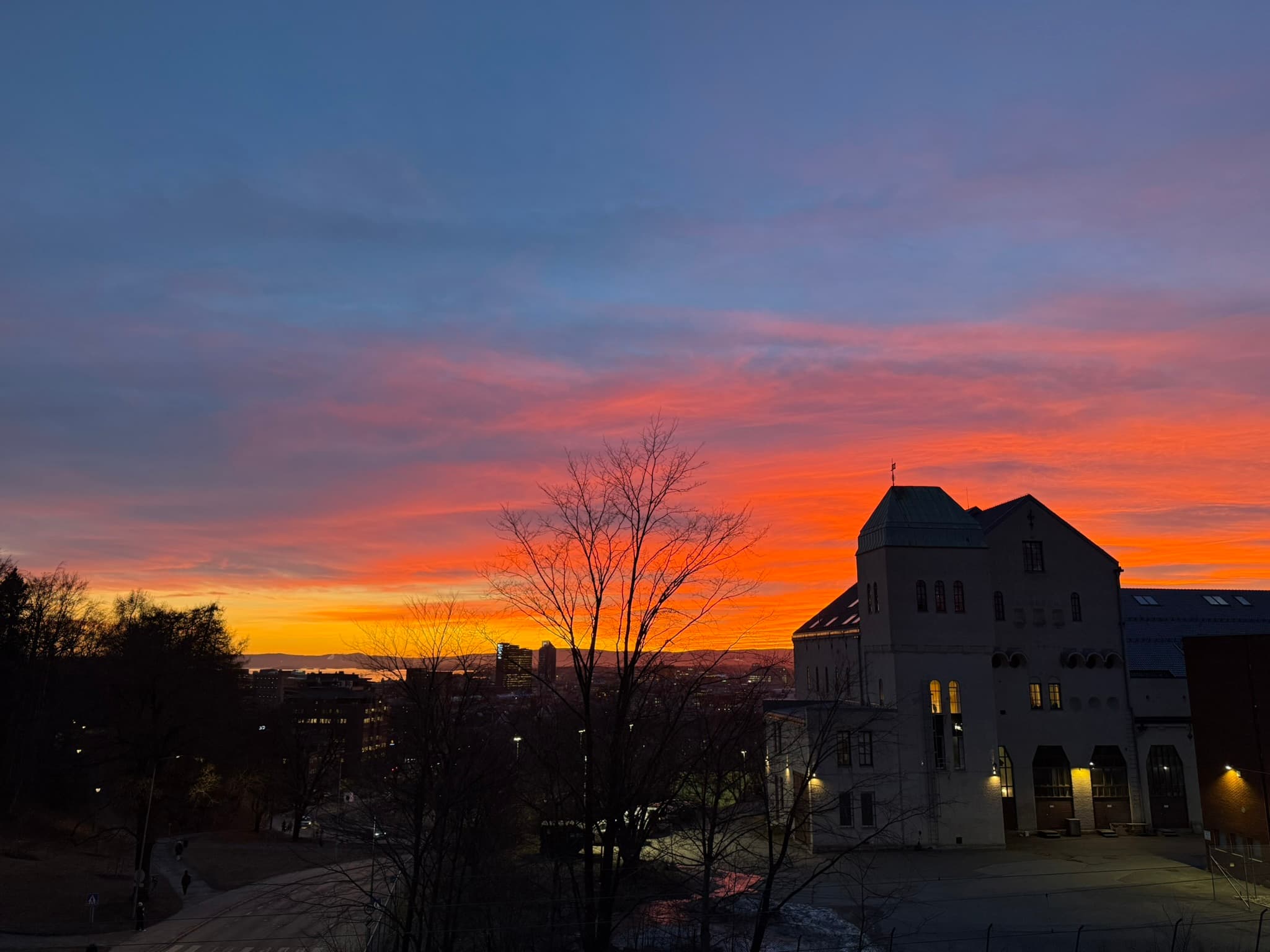 Beliggenheten på høyden gir gode lys- og utsiktsforhold.