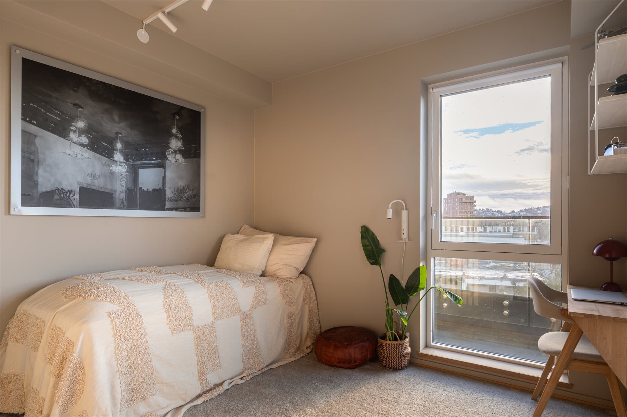 Det andre soverommet egner seg godt som gjesterom eller kontor.