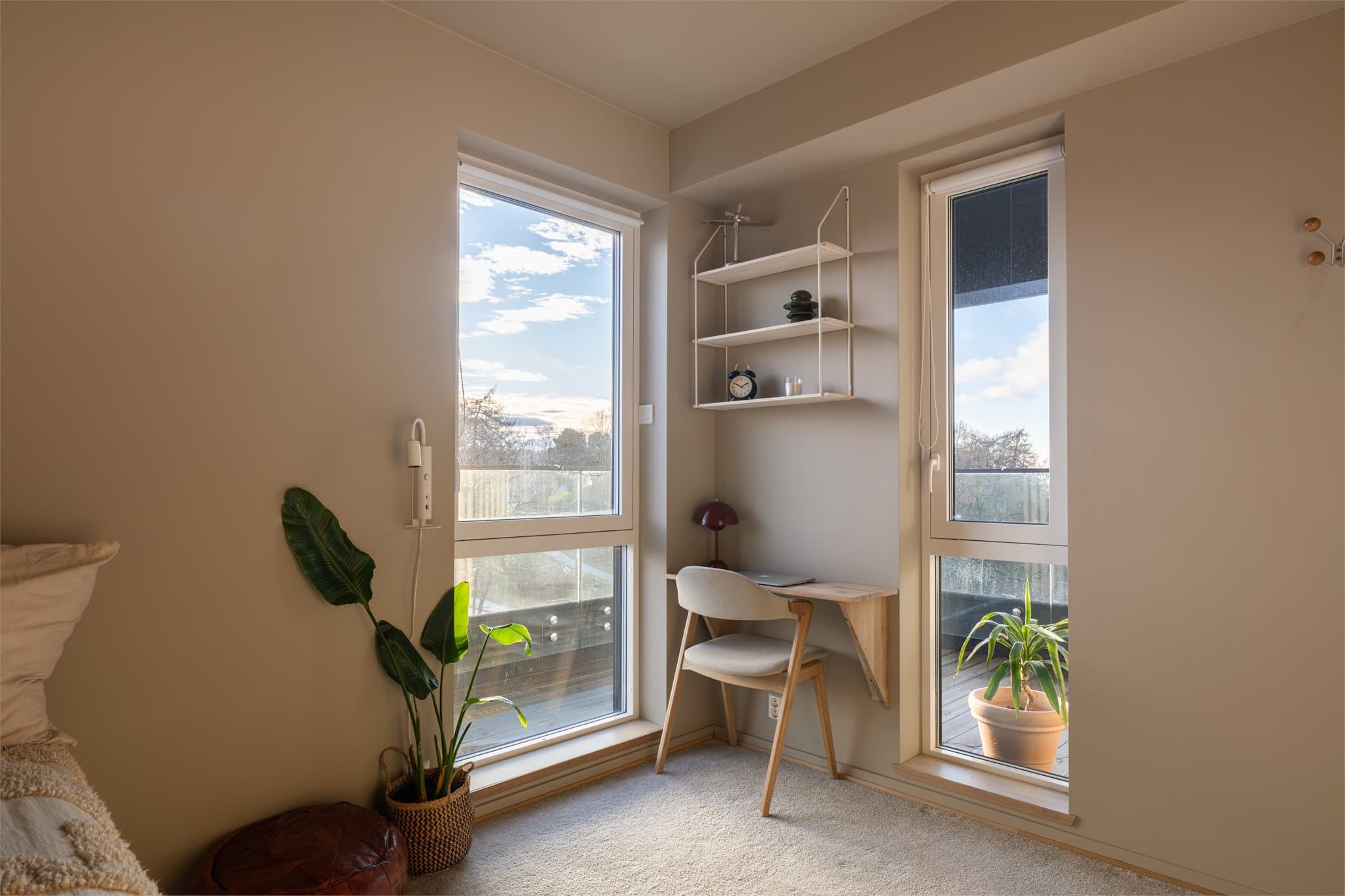 Rommet har plass til en liten arbeidsplass ved vinduet.