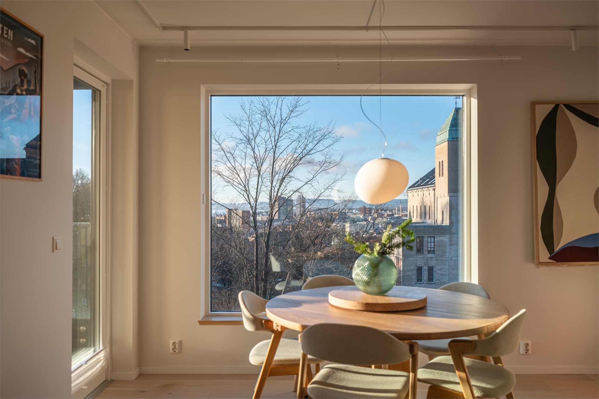 Vinduet ved spiseplassen rammer inn utsikten mot nærområdet.