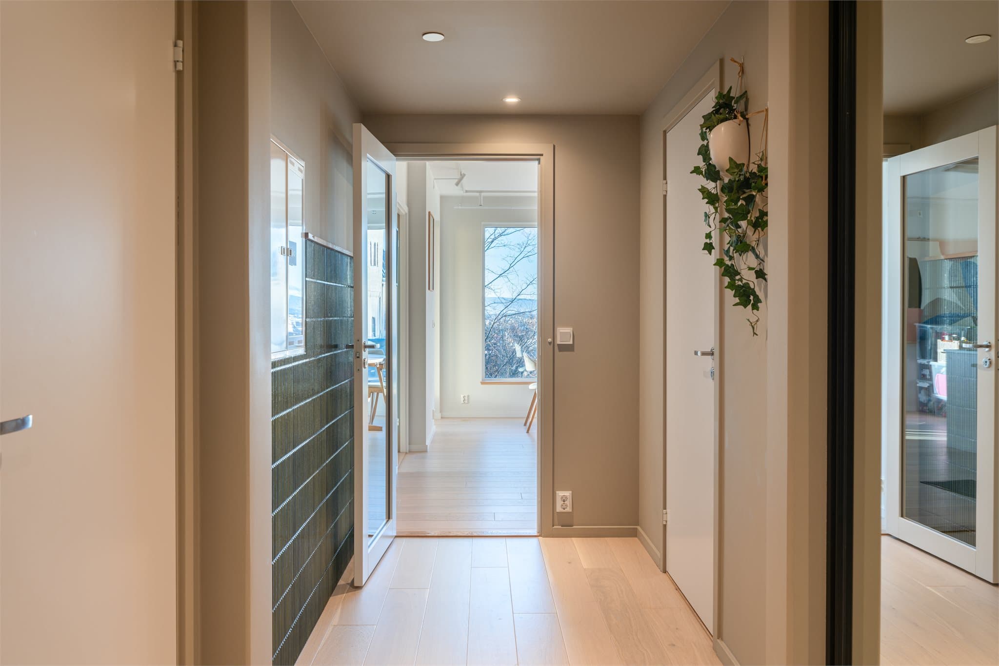 Fra gangen er det adkomst til hovedsoverommet.