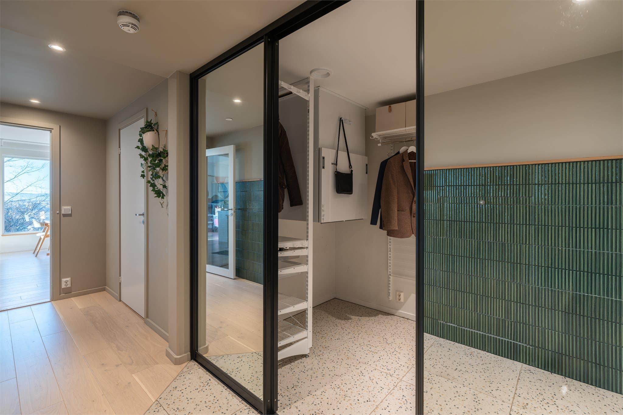 Bak speilfrontene skjuler det seg en romslig garderobe med fleksible løsninger.